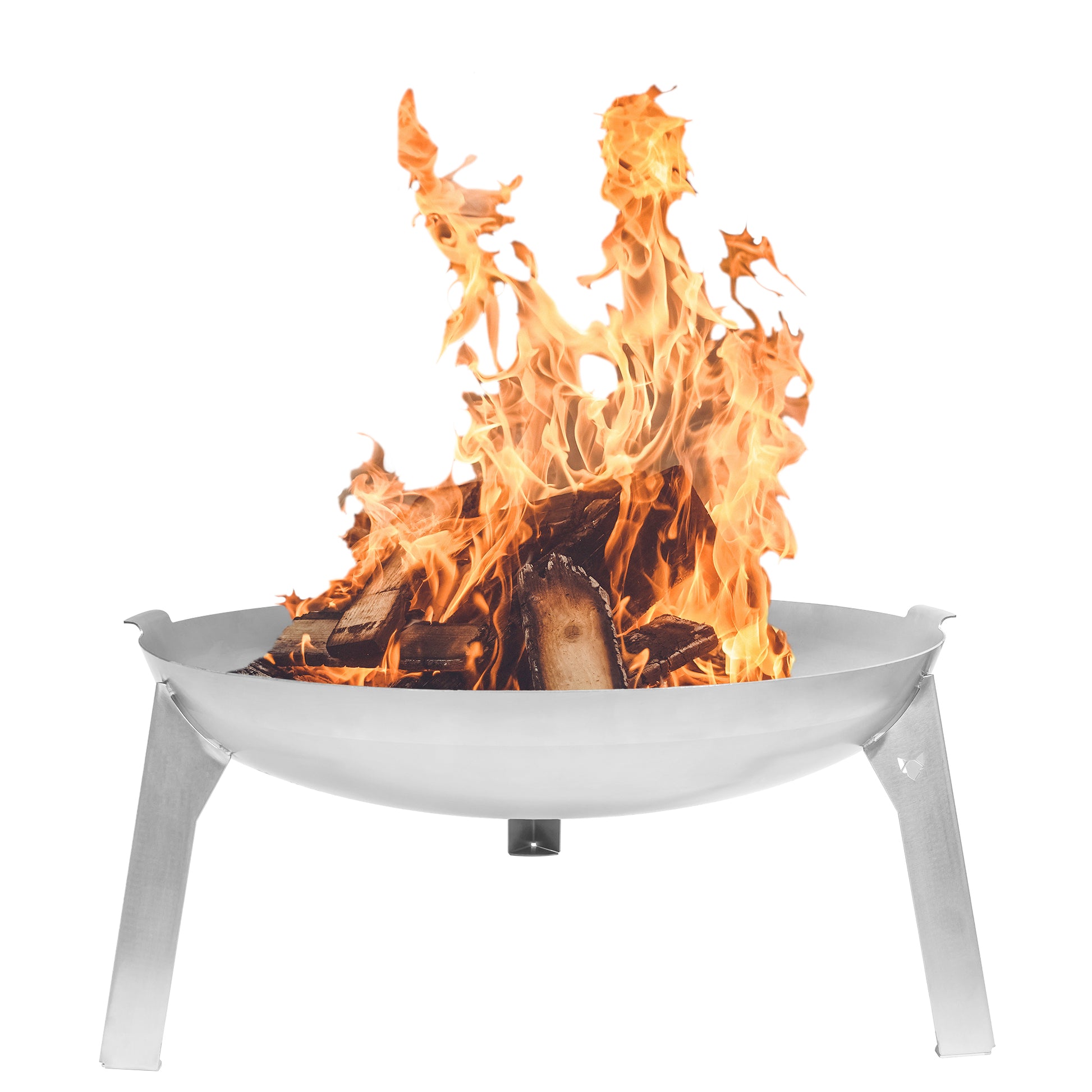 Freisteller Feuerschale 3Pod Edelstahl auf weißem Hintergrund. In der Feuerschale brennt lichterloh ein Feuer.