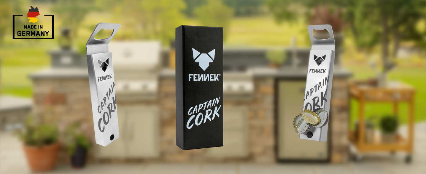 Übersichtsbild vom FENNEK Captain Cork Flaschenöffner mit Korb. Einmal als Freisteller, die Geschenkverpackung und mit angehefteten Kronkorken. Links oben in der Bildecke ist das Made in Germany Symbol abgebildet.