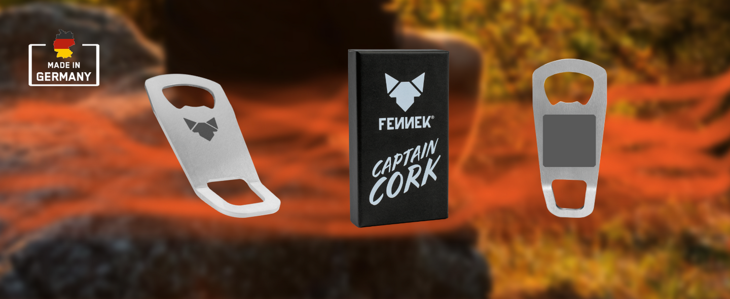 Bild zeigt den magnetisch und mobilen Captain Cork Flaschenöffner. Einmal als Freisteller, in der Bildmitte die edle Geschenkverpackung und daneben sieht man den Magnetstreifen auf der Rückseite vom Flaschenöffner. Links oben in der Bildecke ist das Made in Germany Symbol abgebildet.