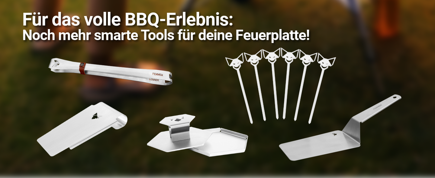 Bild zeigt diverses FENNEK Zubehör für die FENNEK Feuerplatte: Grillzange, Wender, Smasher, Burgerspieße.
