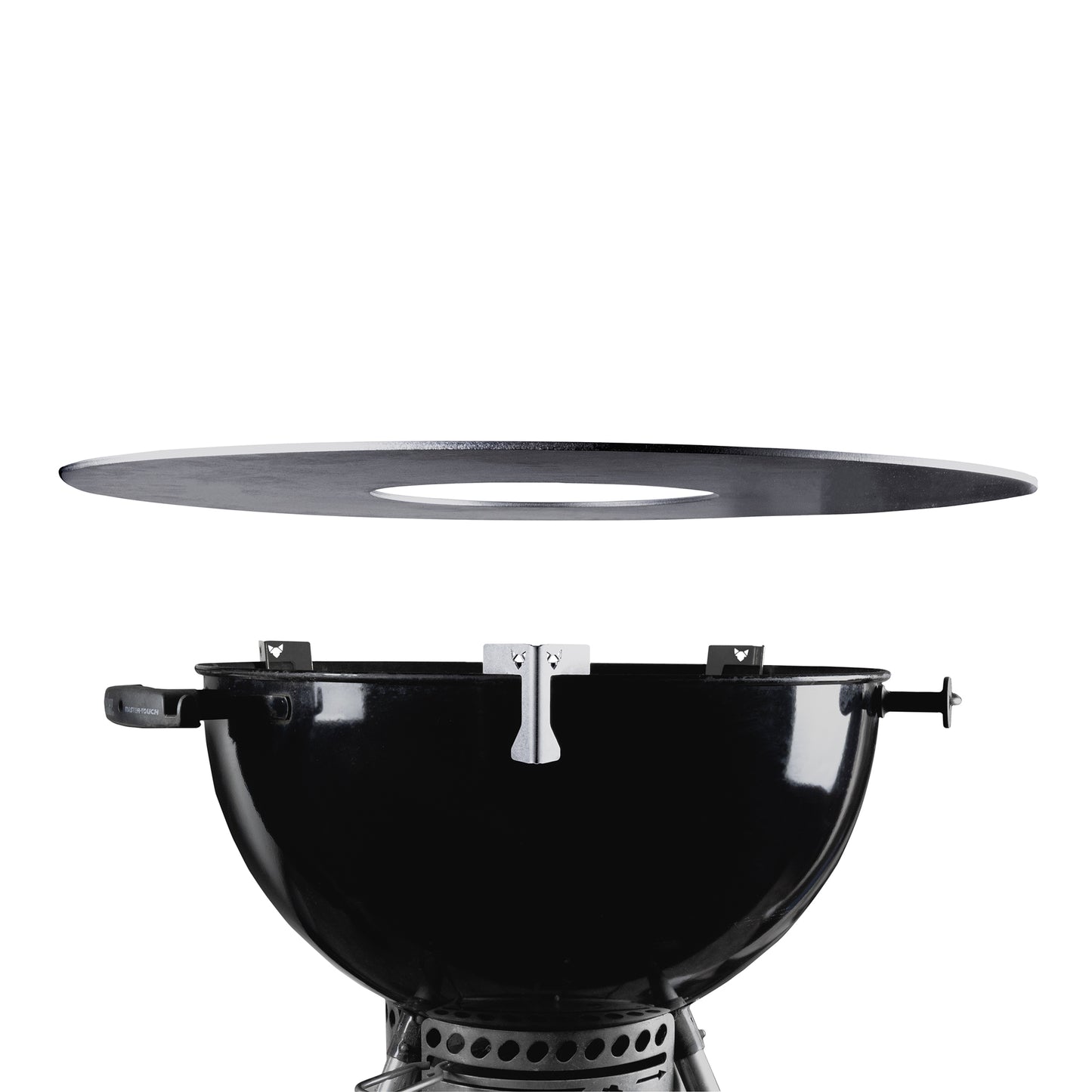 Freisteller Universal Abstandshalter aus Edelstahl für Feuerplatten - 3er Set mit Kugelgrill und Feuerplatte. Anwendungsbeispiel.