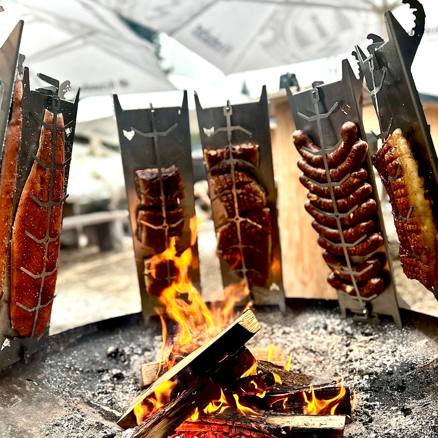 Lachsbretter in Aktion: Mit Lachs, Spareribs, Würstchen, Steak. Alles ist möglich mit dem Lachshalter.