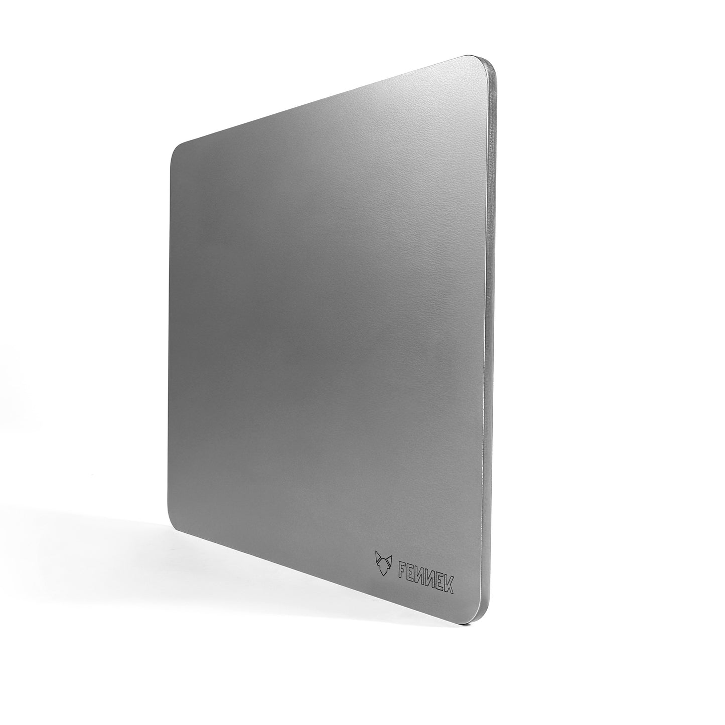 Freisteller vom FENNEK Backstahl mit den Abmessungen 38 x 33 cm (L x B). Der Backstahl steht aufrecht und seitlich, damit man die Dicke des Materials erkennen kann, nämlich 8 mm Materialstärke.