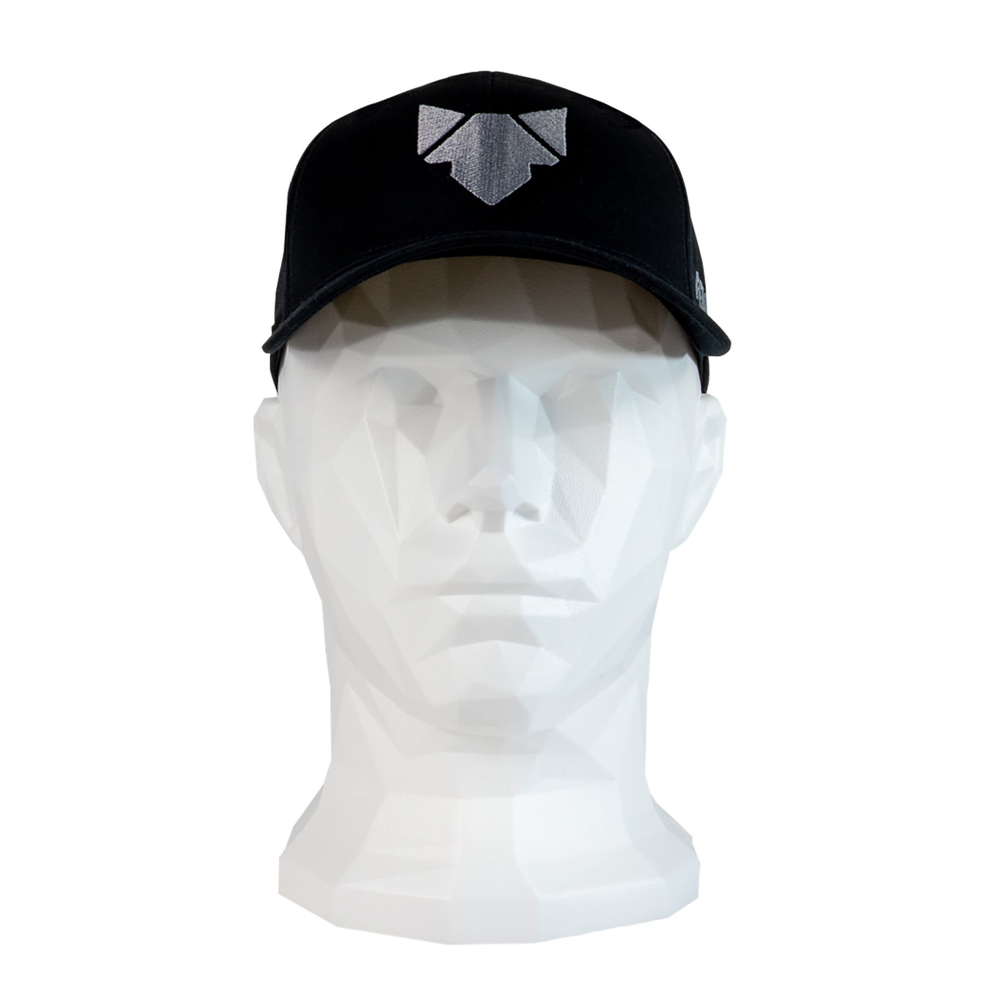 Freisteller von einer auf einem Puppenkopf in Szene gesetzten Snapback von vorne. Mit aufgestickten FENNEK Logo in grau.