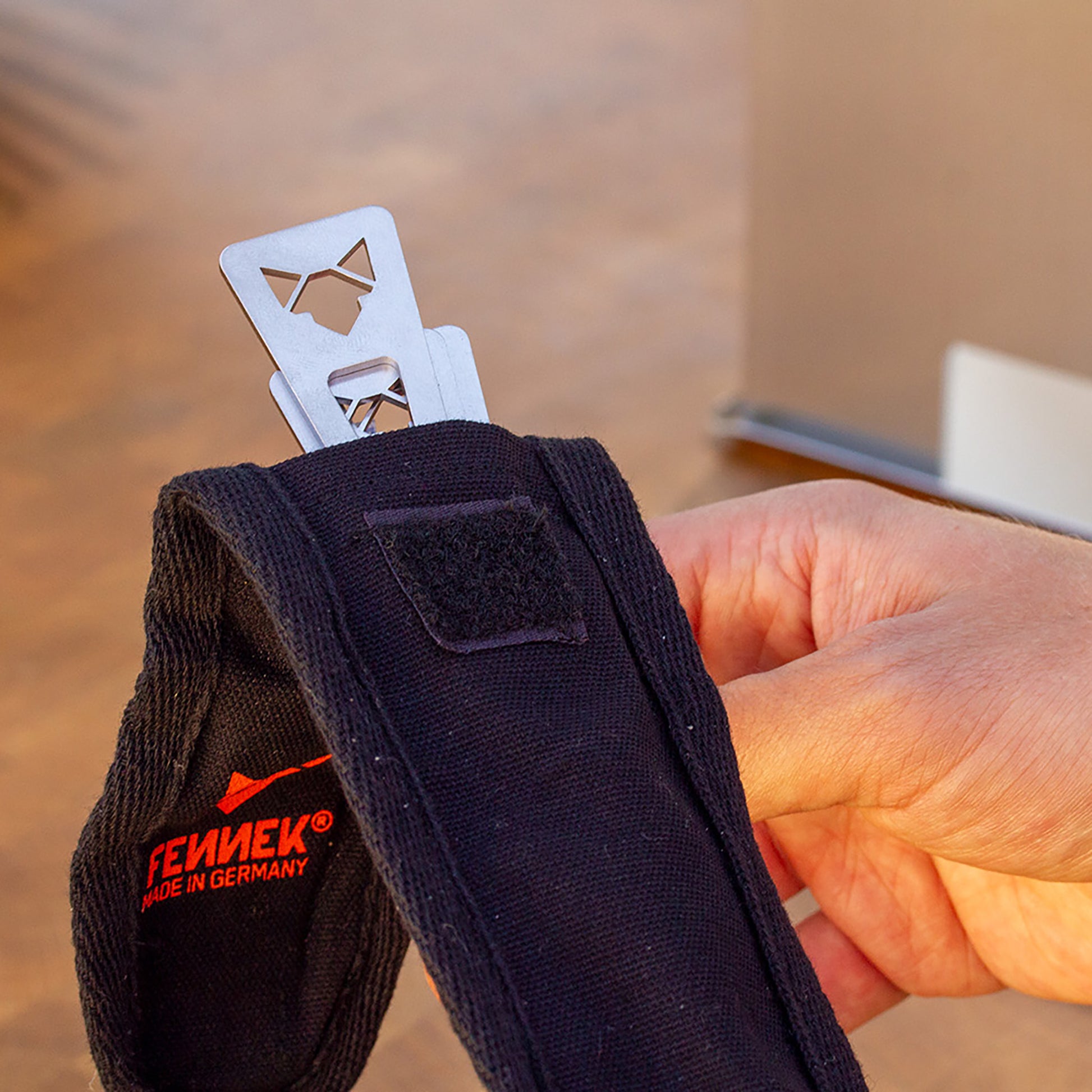 Grillspieße die deren Griffstück aus der Baumwolltasche herausschauen.