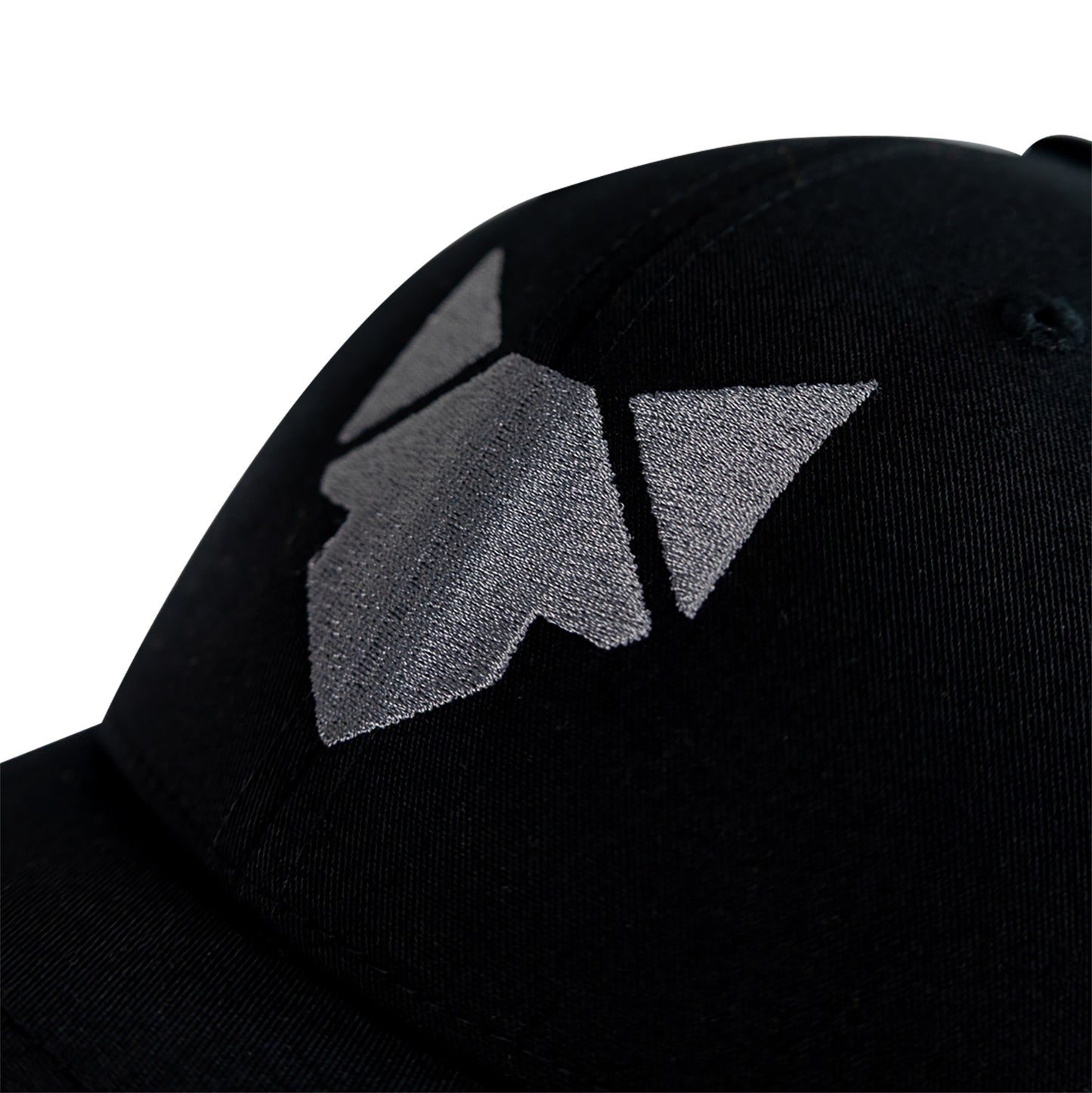 Detailaufnahme der Basecap mit aufgesticktem FENNEK Logo in grau.