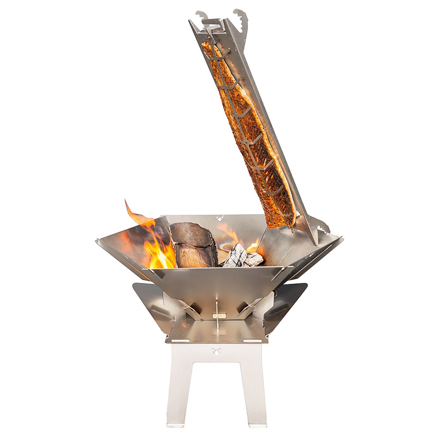 Edelstahl Flammlachshalter mit Lachs an einer mobilen Edelstahl-Feuerschale in der Feuer brennt und die auf einer Edelstahl-Erhöhung befestigt wurde vor weißem Hintergrund.