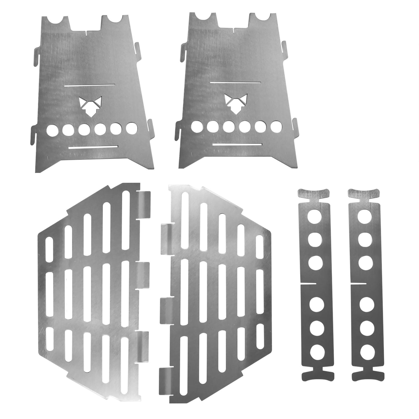 6 flache Edelstahlbauteile von oben betrachtet, mit Löchern, Schlitzen und Aussparungen die als Erweiterung für den Hobokocher FENNEK Hobo Basic dienen.