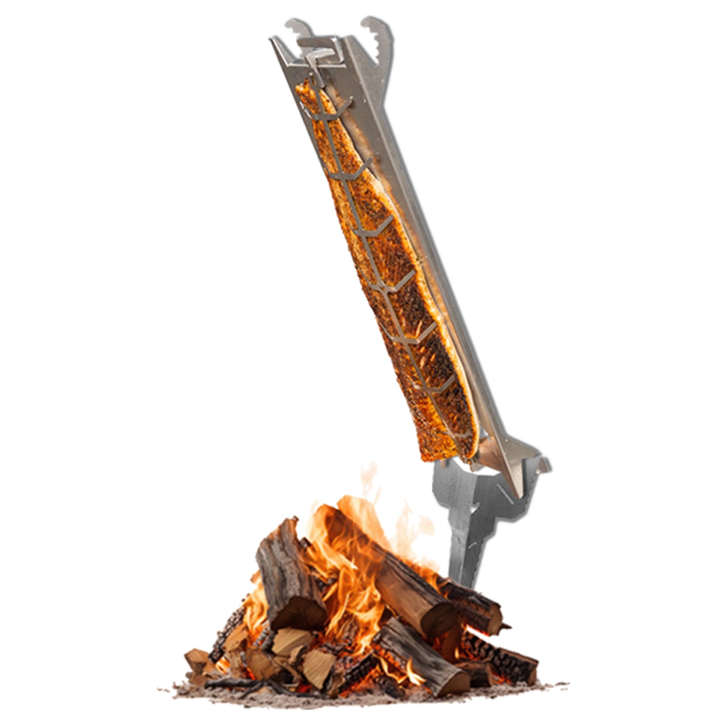 Freisteller des FENNEK Erdspieß mit angebrachter FENNEK Edelstahl Flammlachshalter, auf dem ein fast fertig zubereiteter Lachs befestigt ist. Es brennt ein Feuer, sodass der Lachs gegrillt werden kann. Links von der Erdspieß/Lachshalter-Kombination ist ein Lagerfeuer zu sehen.