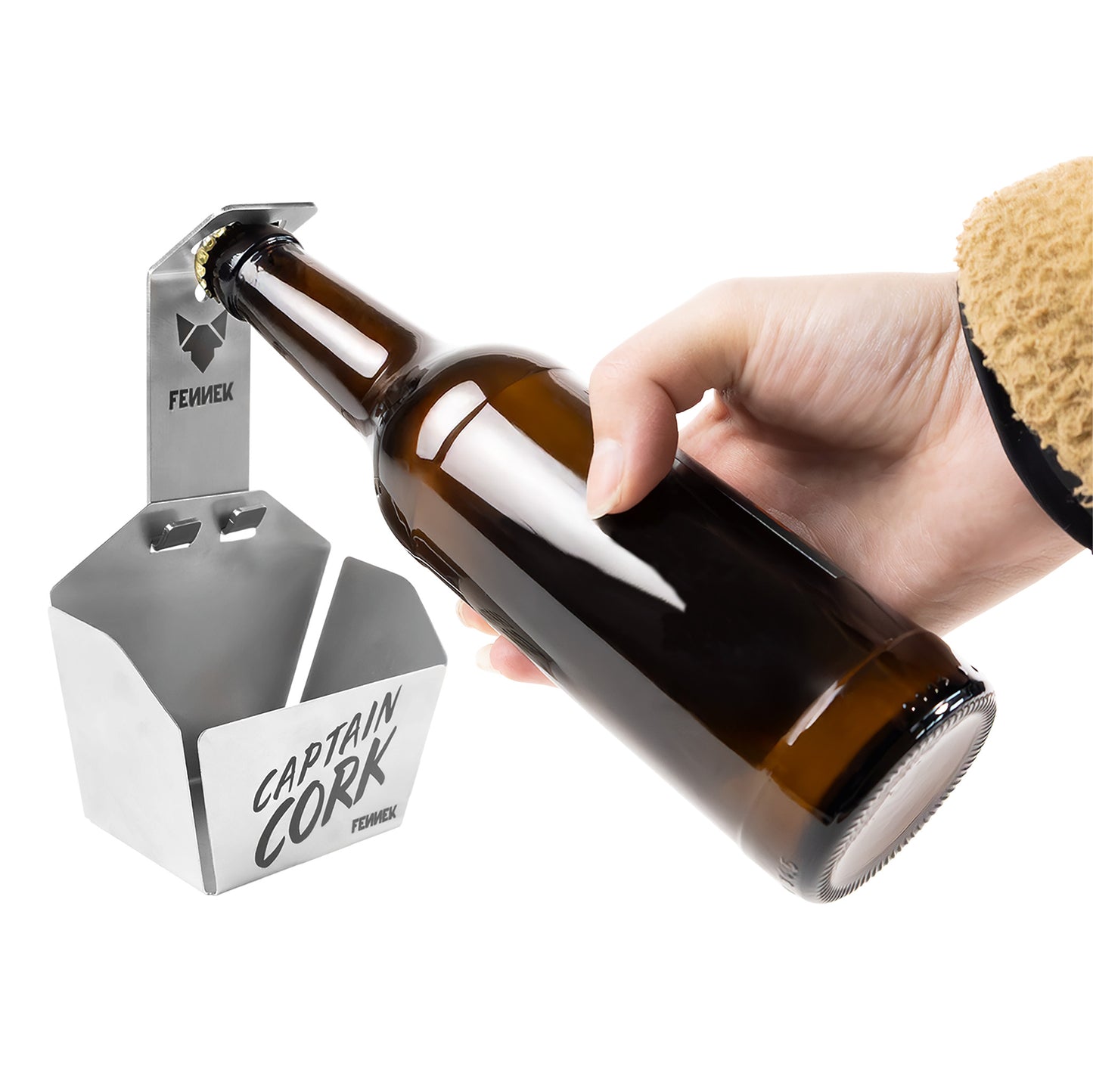 Freisteller vom FENNEK Flaschenöffner Cpt. Cork - Korb vor weißem Hintergrund. Eingraviert ist ein graues FENNEK-Logo sowie der Schriftzug Captain Cork. Jemand öffnet damit gerade eine Flasche.