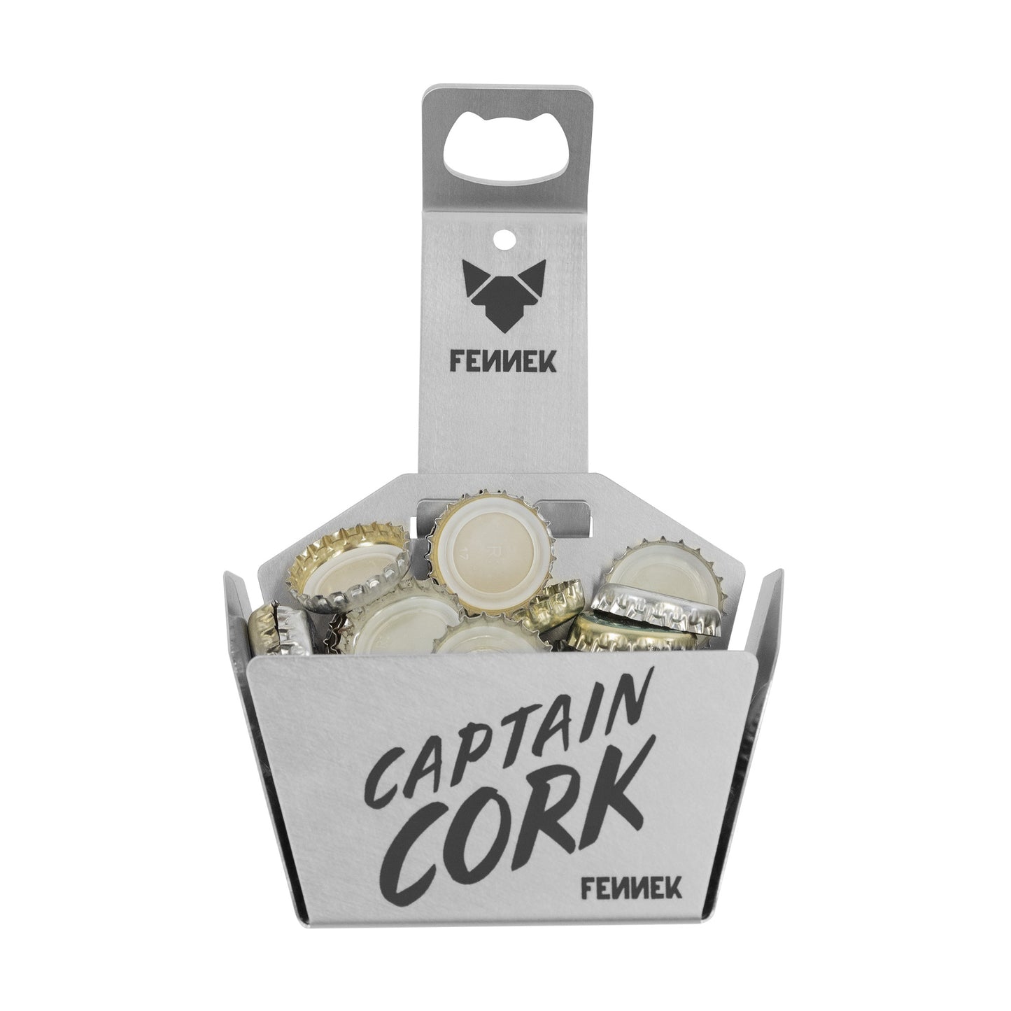 Freisteller vom FENNEK Flaschenöffner Cpt. Cork - Korb vor weißem Hintergrund. Im Korb befinden sich zahlreiche Kronkorken. Eingraviert ist ein graues FENNEK-Logo sowie der Schriftzug Captain Cork.