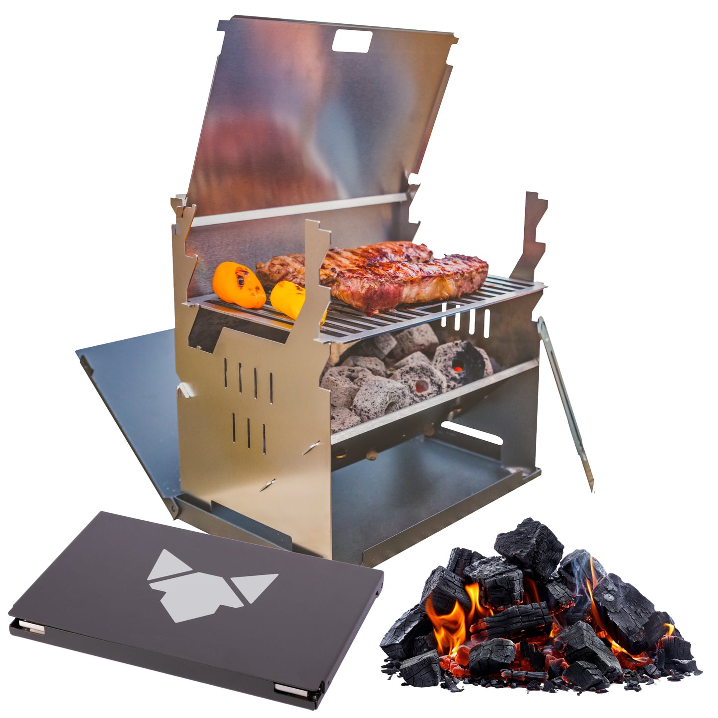 FENNEK Grill als Freisteller. Auf dem Grill liegt Grillgut. vor dem Grill etwas Glut. Im Grill befindet sich ebenfalls Glut. Der Alukoffer liegt vorne links.