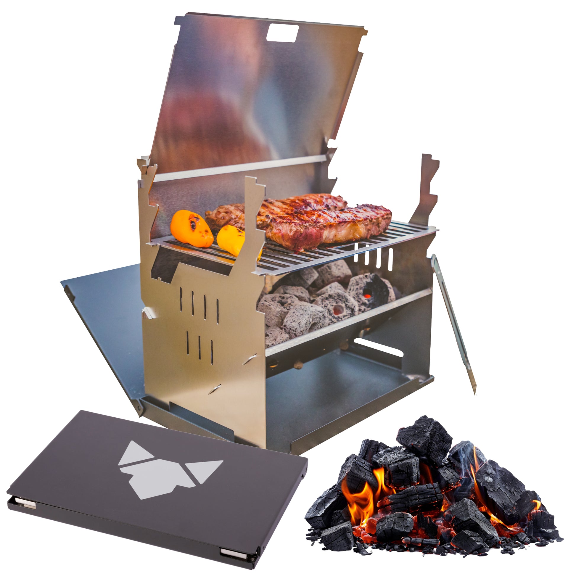 FENNEK Grill als Freisteller. Auf dem Grill liegt Grillgut. vor dem Grill etwas Glut. Im Grill befindet sich ebenfalls Glut. Der Alukoffer liegt vorne links.