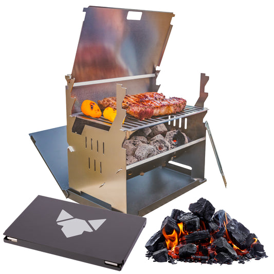 FENNEK Grill als Freisteller. Auf dem Grill liegt Grillgut. vor dem Grill etwas Glut. Im Grill befindet sich ebenfalls Glut. Der Alukoffer liegt vorne links.