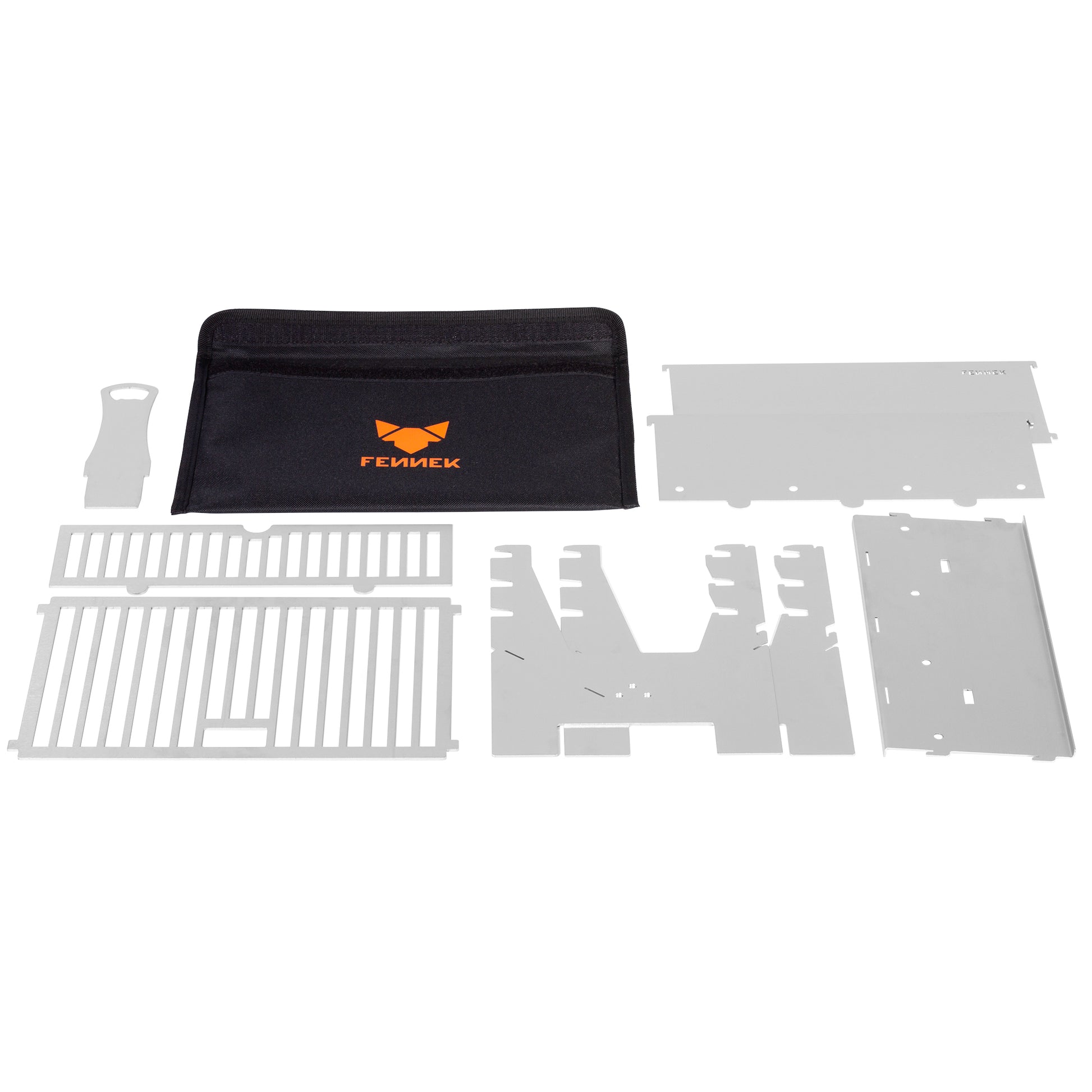 Schwarze Nylon-Tasche mit FENNEK Logo-Aufdruck in orange und daneben und davor Einzelteile aus Edelstahl für einen zusammensteckbaren Holzkohlegrill.