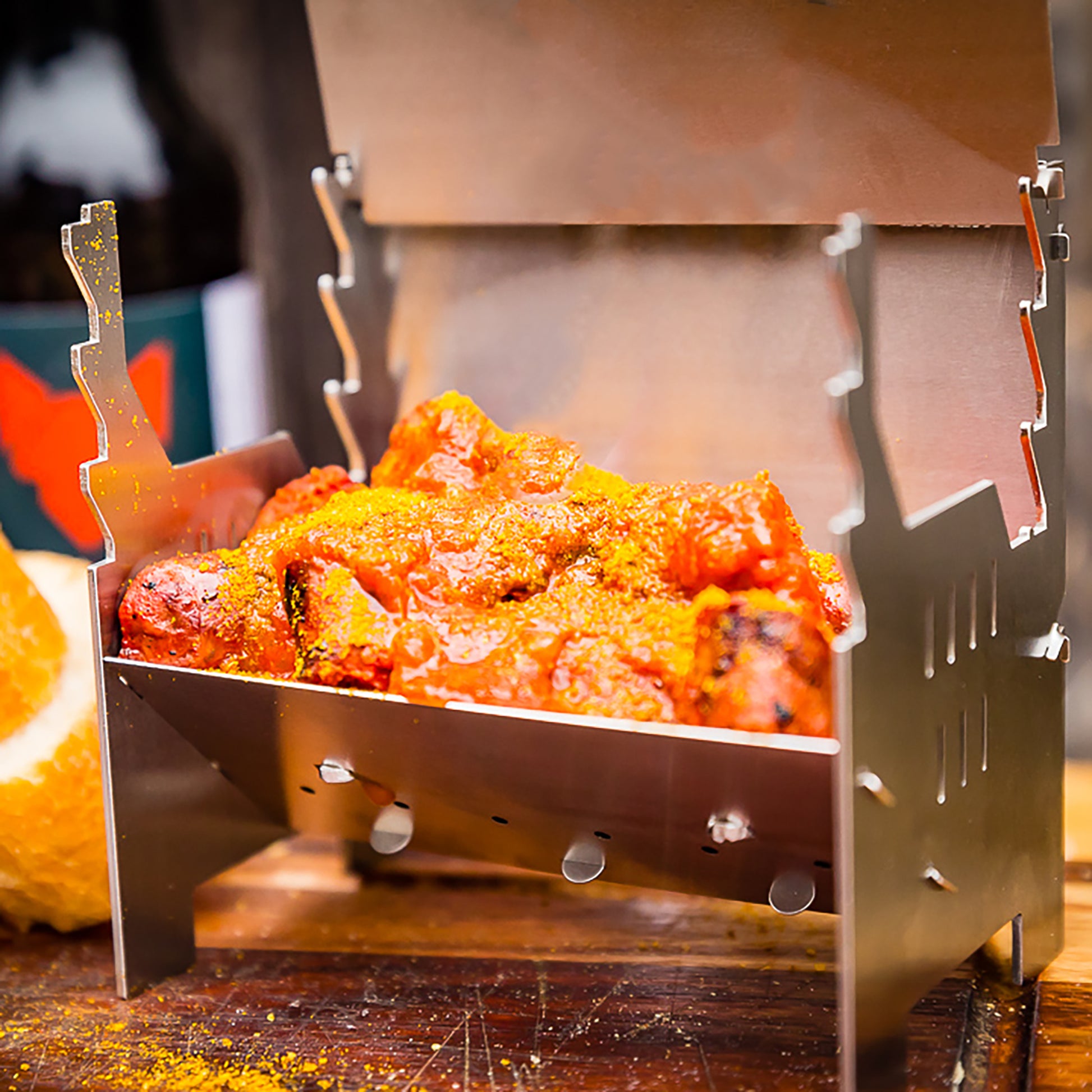 FENNEK Miniatur Grill zum Servieren mit Currywurst gefüllt.