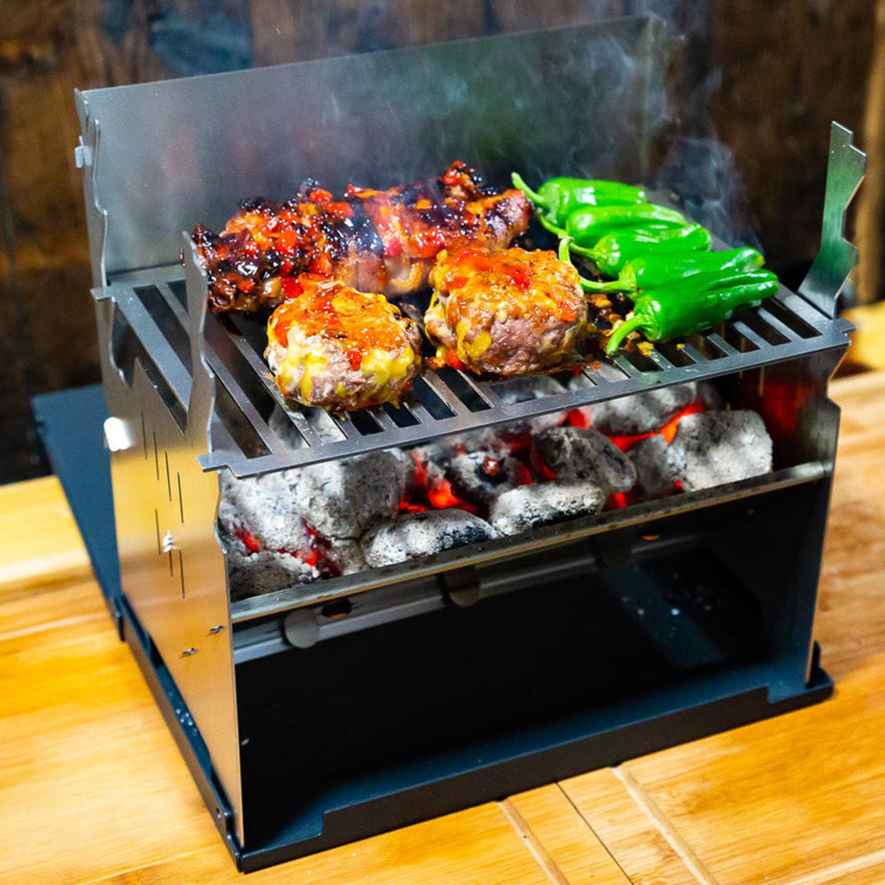 Auf dem Grill brutzeln Fleisch und Gemüse.