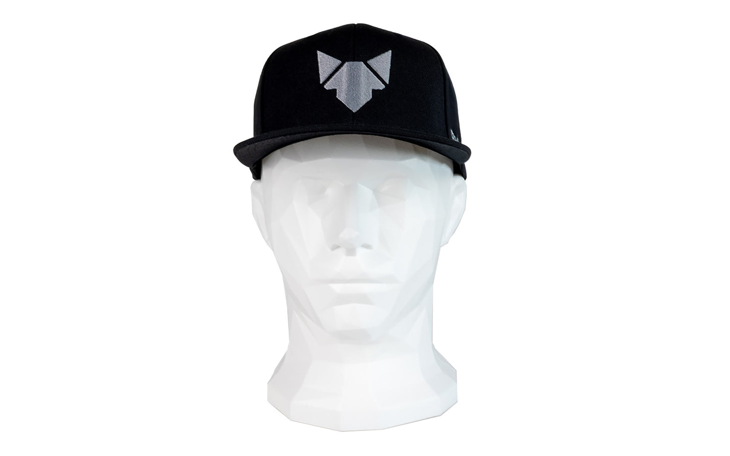 Freisteller von einer auf einem Puppenkopf in Szene gesetzten Snapback von vorne. Mit aufgestickten FENNEK Logo in grau.