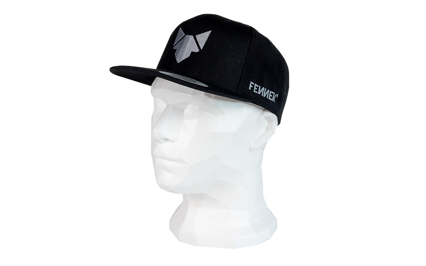 Freisteller der FENNEK Basecap. Auf einem Puppenkopf in Szene gesetzt, welcher zur Seite gedreht ist.
