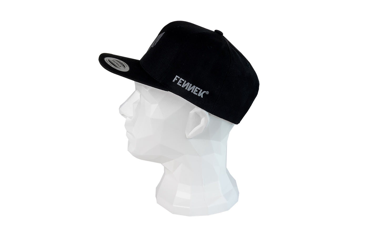 Freisteller der FENNEK Basecap. Auf einem Puppenkopf in Szene gesetzt, welcher zur Seite gedreht ist. Seitlich ist der FENNEK Schriftzug draufgestickt.