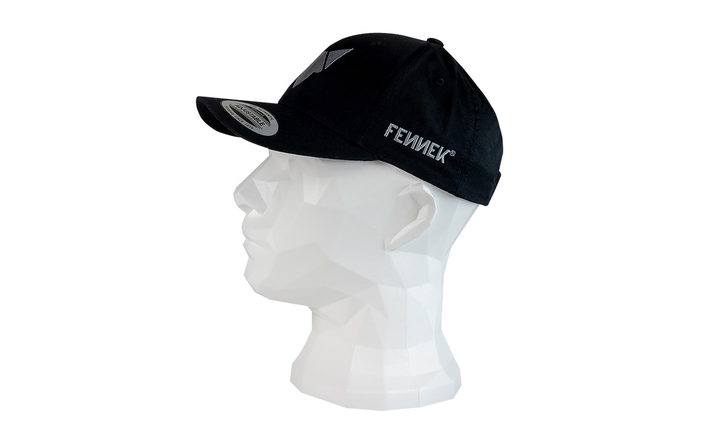 Freisteller der FENNEK Basecap. Auf einem Puppenkopf in Szene gesetzt, welcher zur Seite gedreht ist.