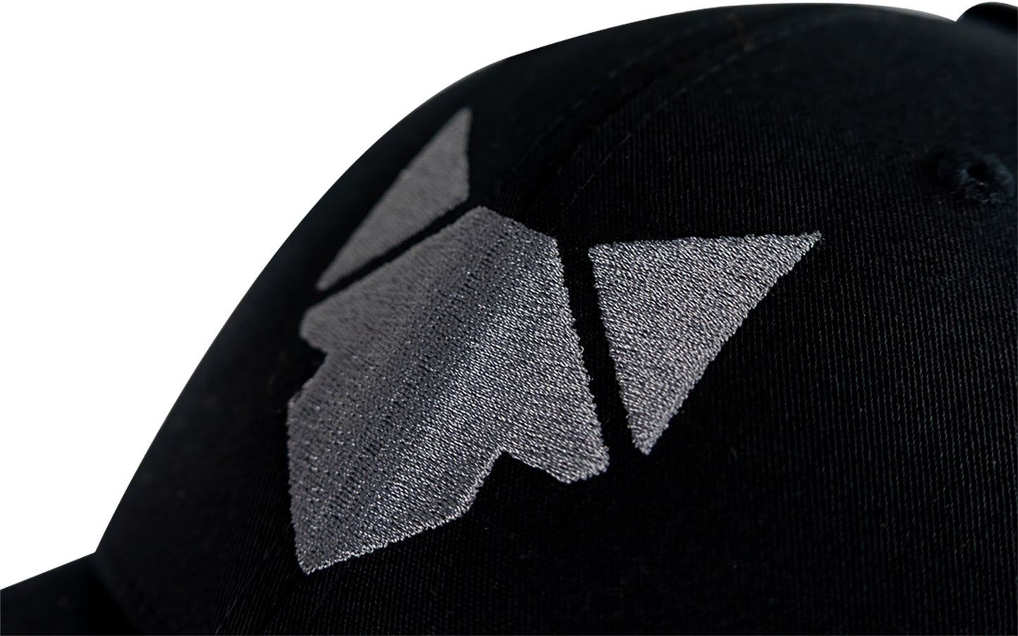 Detailaufnahme der Basecap mit aufgesticktem FENNEK Logo in grau.