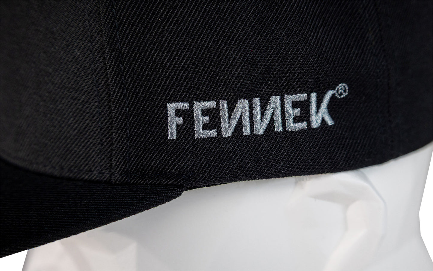 Detailaufnahme vom aufgestickten FENNEK Schriftzug.