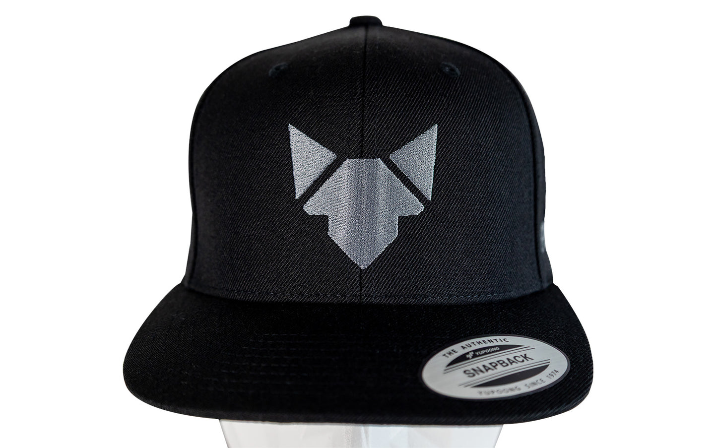 Freisteller der FENNEK Snapback mit aufgestickten FENNEK Logo und einem Snapback Sticker.