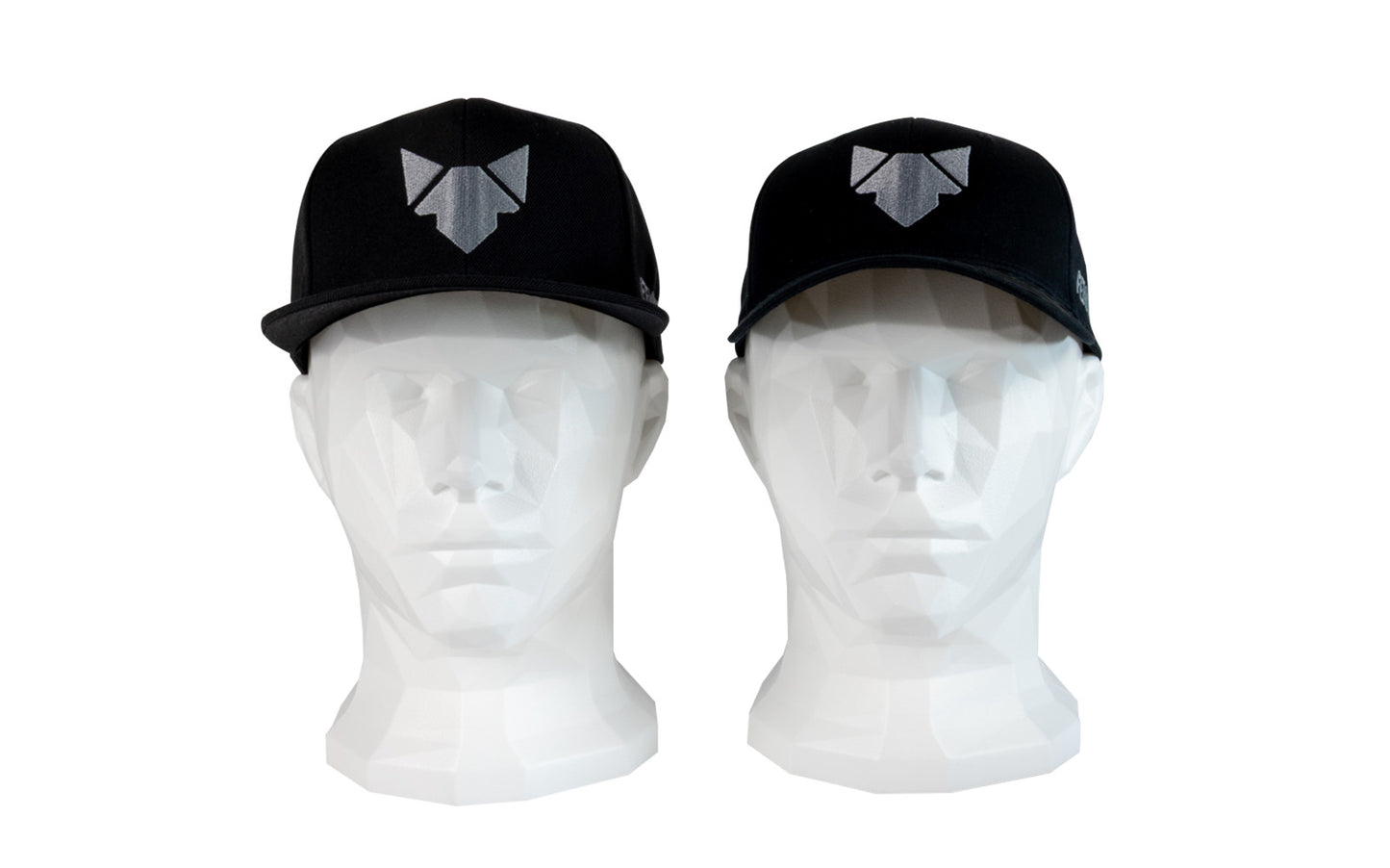 Freisteller der beiden FENNEK Caps nebeneinander. Links die Snapback und rechts die Basecap.