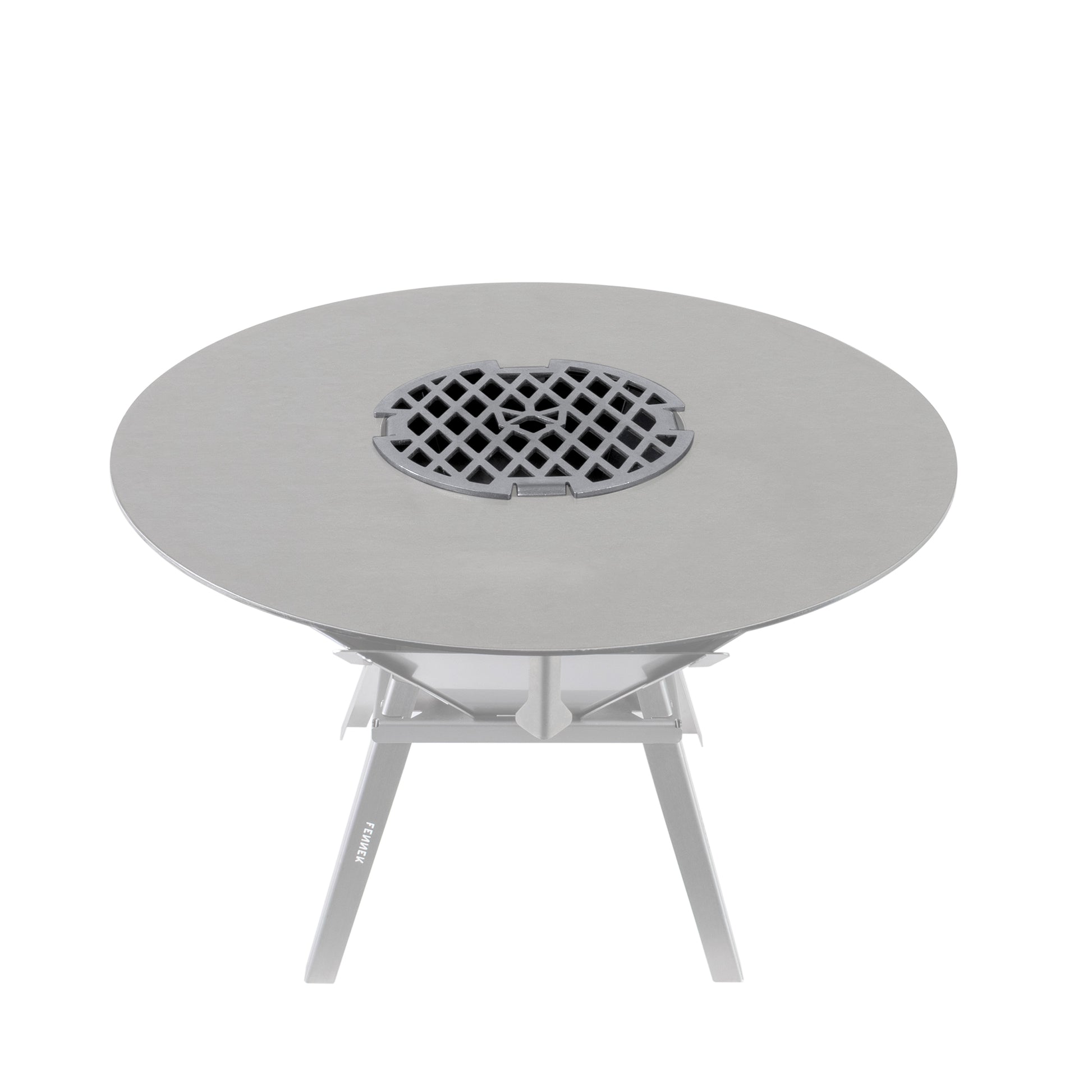 Freisteller vom FENNEK Grillrost aus 4,0 mm dickem Edelstahl für Feuerplatten und Grillringe mit 20er Öffnung. Montiert auf der FENNEK Feuerplatte ø 55 cm die mit den Universal Abstandshaltern für Feuerplatten auf der mobilen Feuerschale Oktagon montiert ist. Made in Germany.