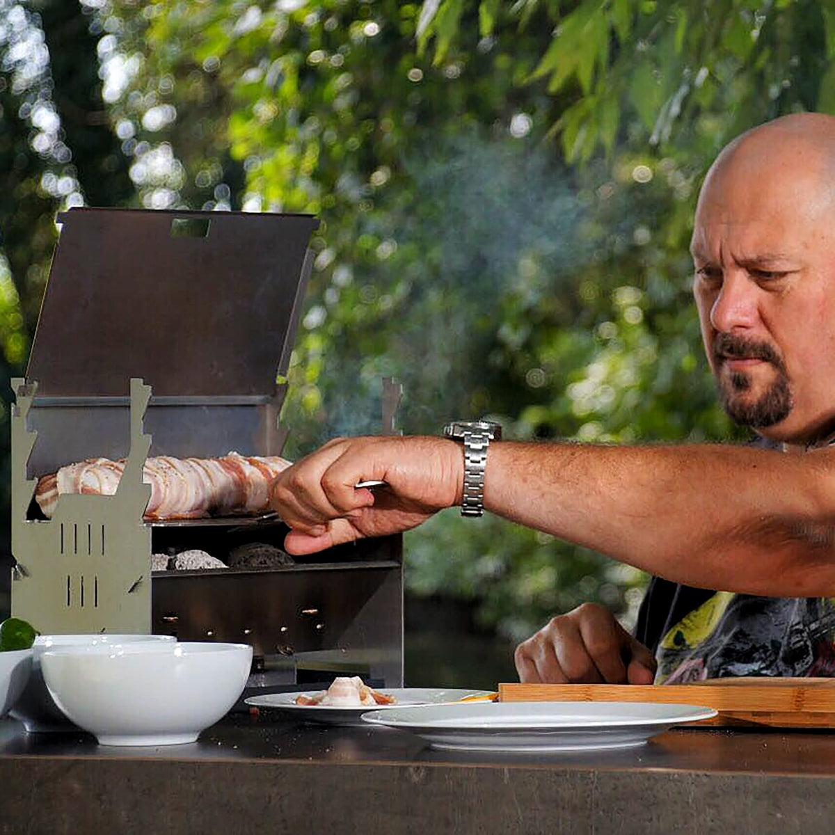 TV Persönlichkeit Jumbo Schreiner beim Grillen mit dem Fennek Grill.