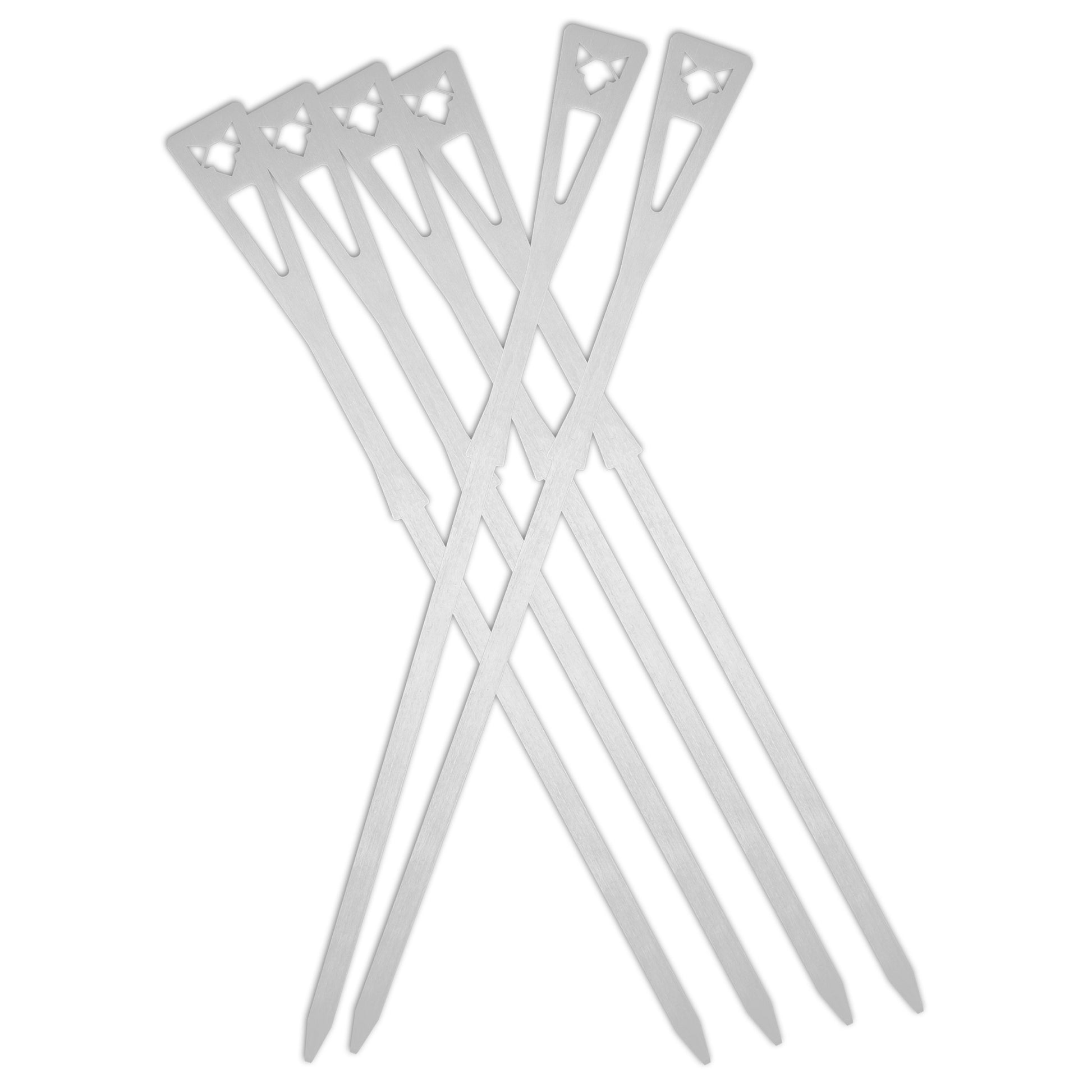 6 kurze Grillspieße überkreuz aufeinandergelegt, freigestellt vor weißem Hintergrund
