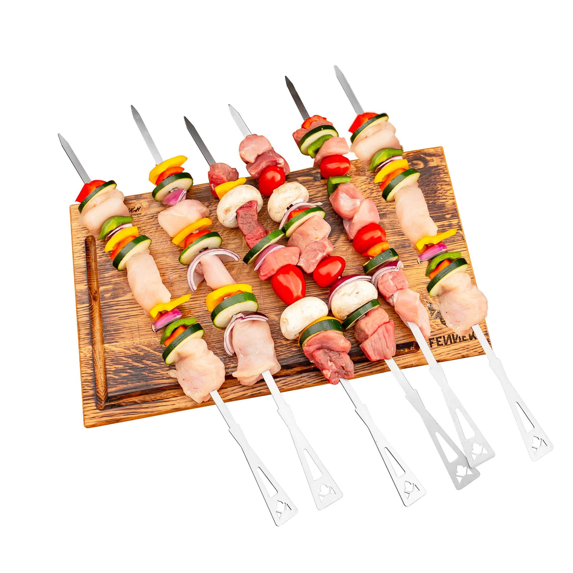 5 kurze Grillspieße mit Fleisch und Gemüse vorbereitet, liegend auf einem Holzbrett, freigestellt auf weißem Hintergrund