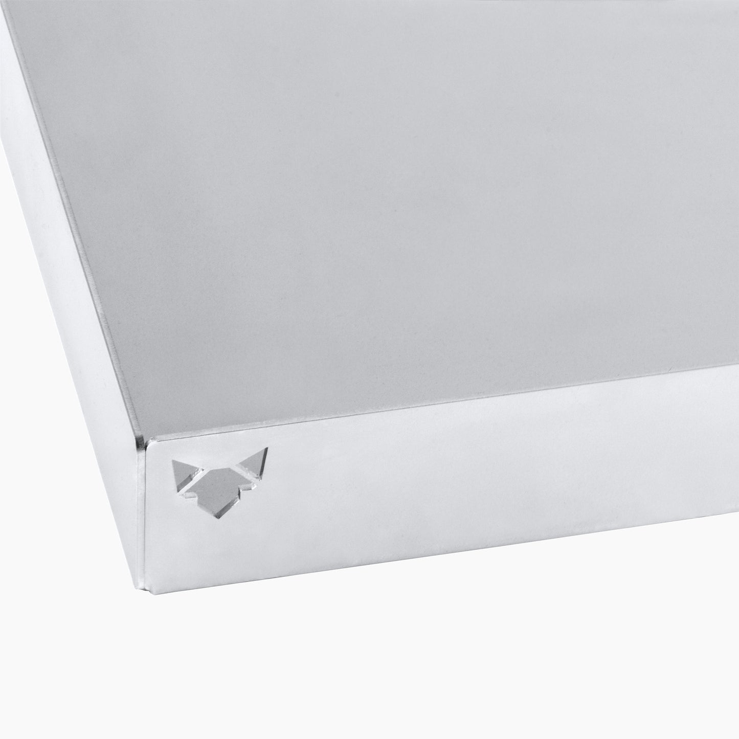 Freisteller der Aschewanne von FENNEK. Aus Stahl oder Edelstahl und natürlich Made in Germany. Es ist eine Nahaufnahme des ausgeschnittenen Logos.