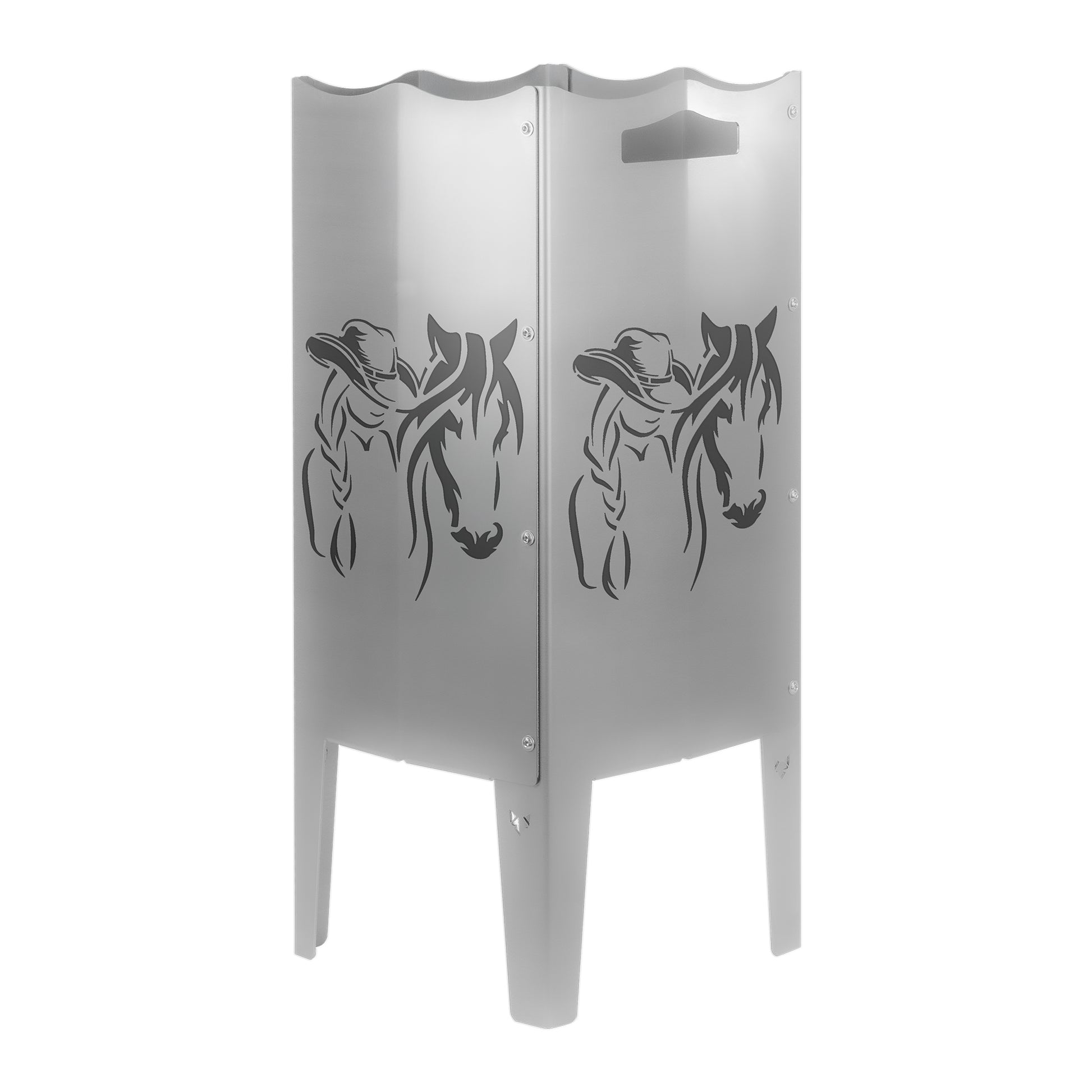 Freisteller der FENNEK Feuersäule mit einem gelasertem Pferdekopf-Motiv, neben dem Pferd steht auch ein Mädchen.