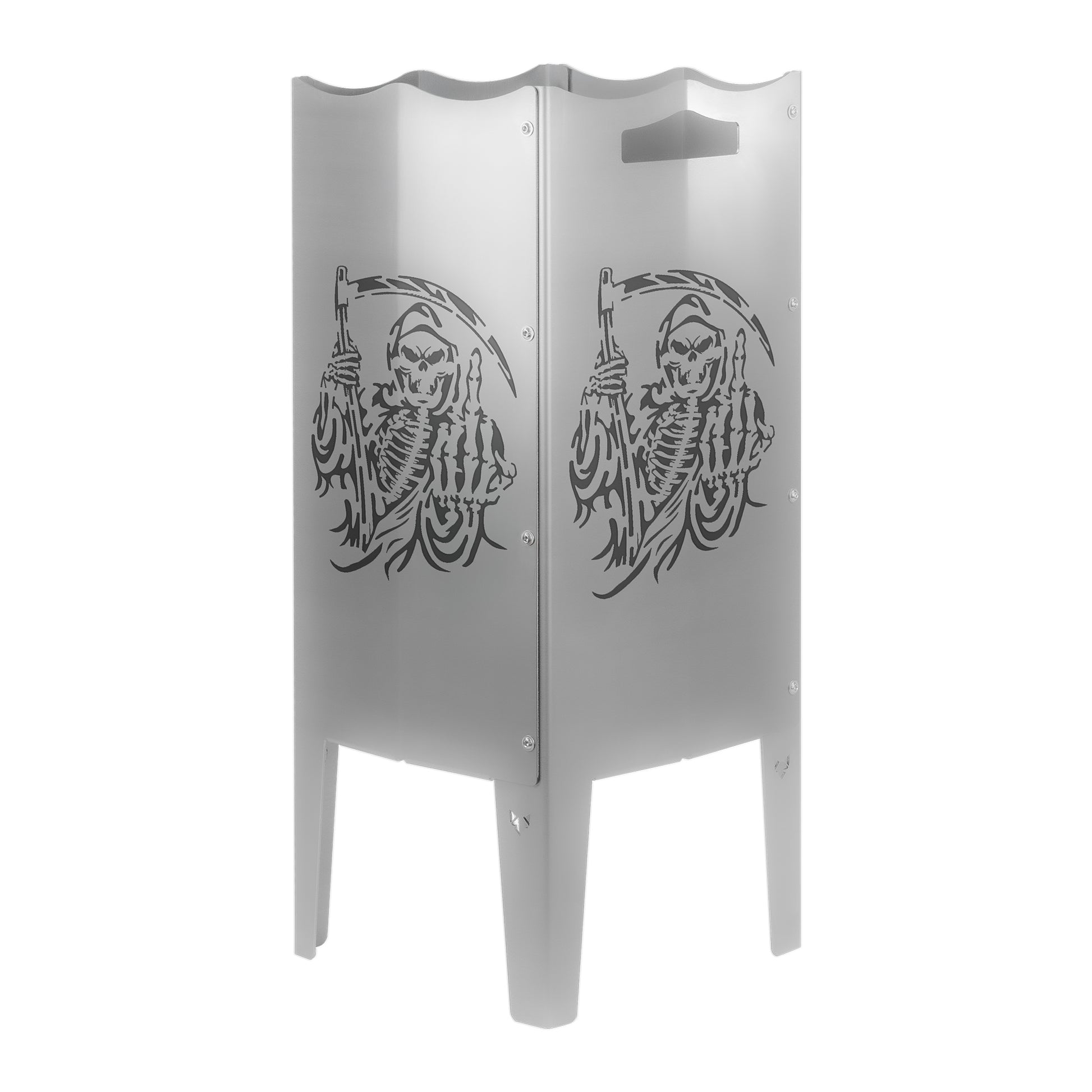 Freisteller der FENNEK Feuersäule mit einem gelasertem Sensenmann-Motiv.