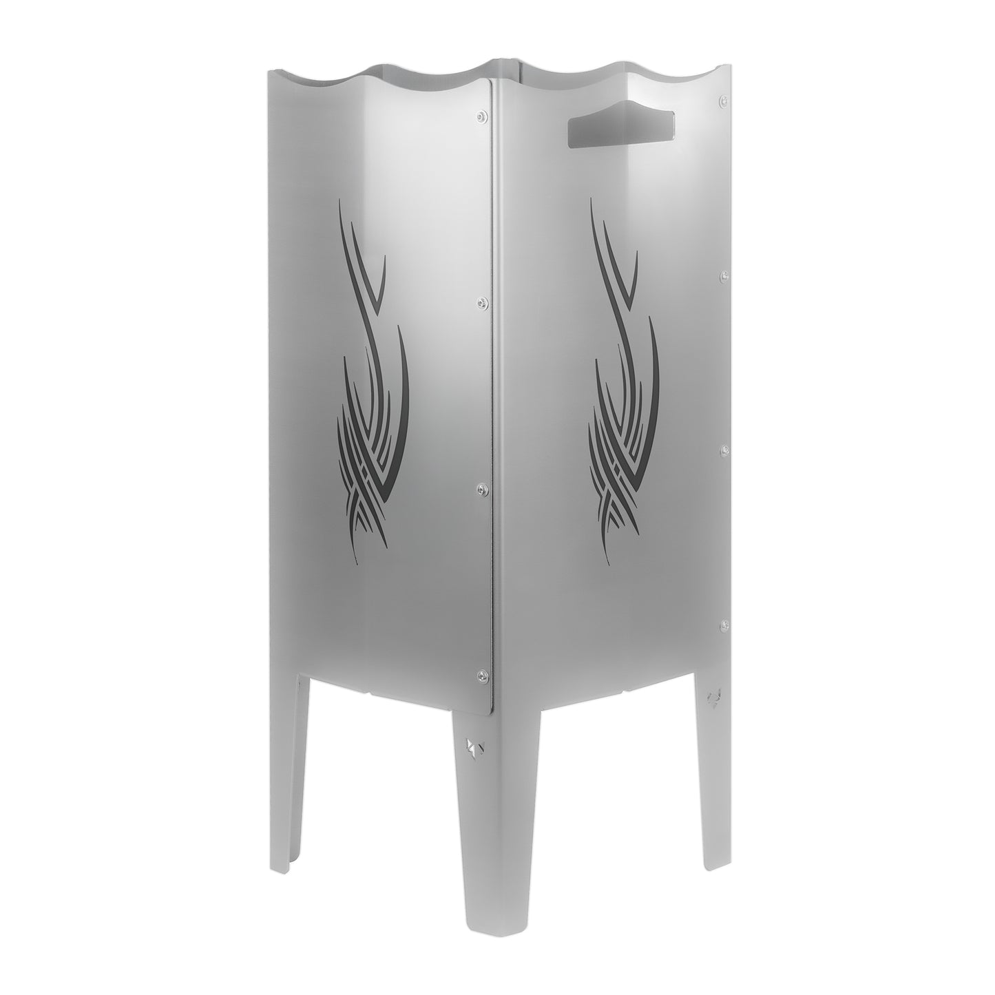 Freisteller der FENNEK Feuersäule mit einem gelasertem Tribal-Motiv.