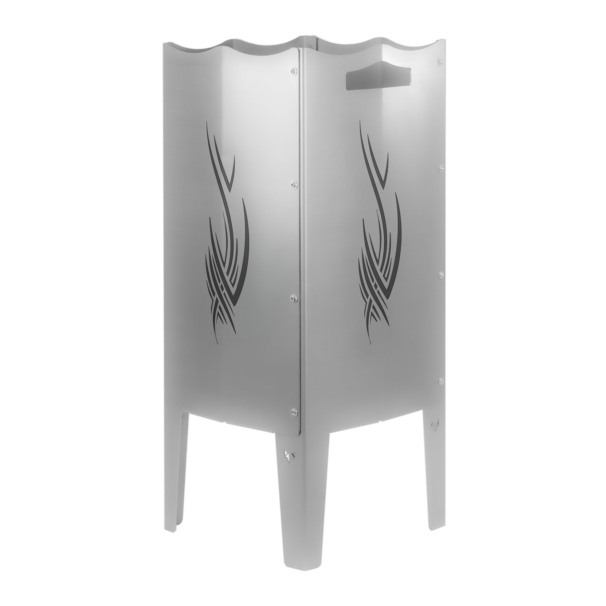 Freisteller der FENNEK Feuersäule mit einem gelasertem Tribal-Motiv.