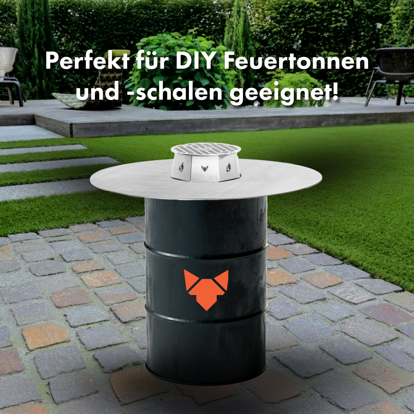 FENNEK Feuerplatte 80 cm mit 30 cm Loch. Auf der Feuerplatte ist die FENNEK Wok-Krone und der FENNEK Grillrost angebracht. Die Feuerplatte ist auf einer Feuertonne montiert - echtes DIY-Grillstation. Das ganze Szenario findet sich in einem Garten wieder. Ein Schriftzug ist obendrüber: Perfekt für DIY Feuertonnen und -schalen geeignet!