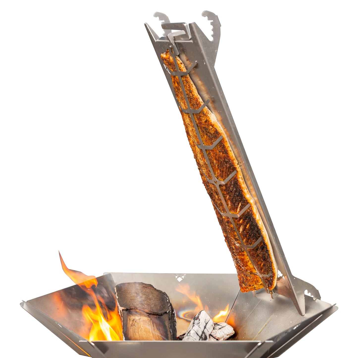 Lachs am Garen auf Edelstahl Flammlachshalter befestigt über Feuer, das in der Feuerschale Hexagon brennt.
