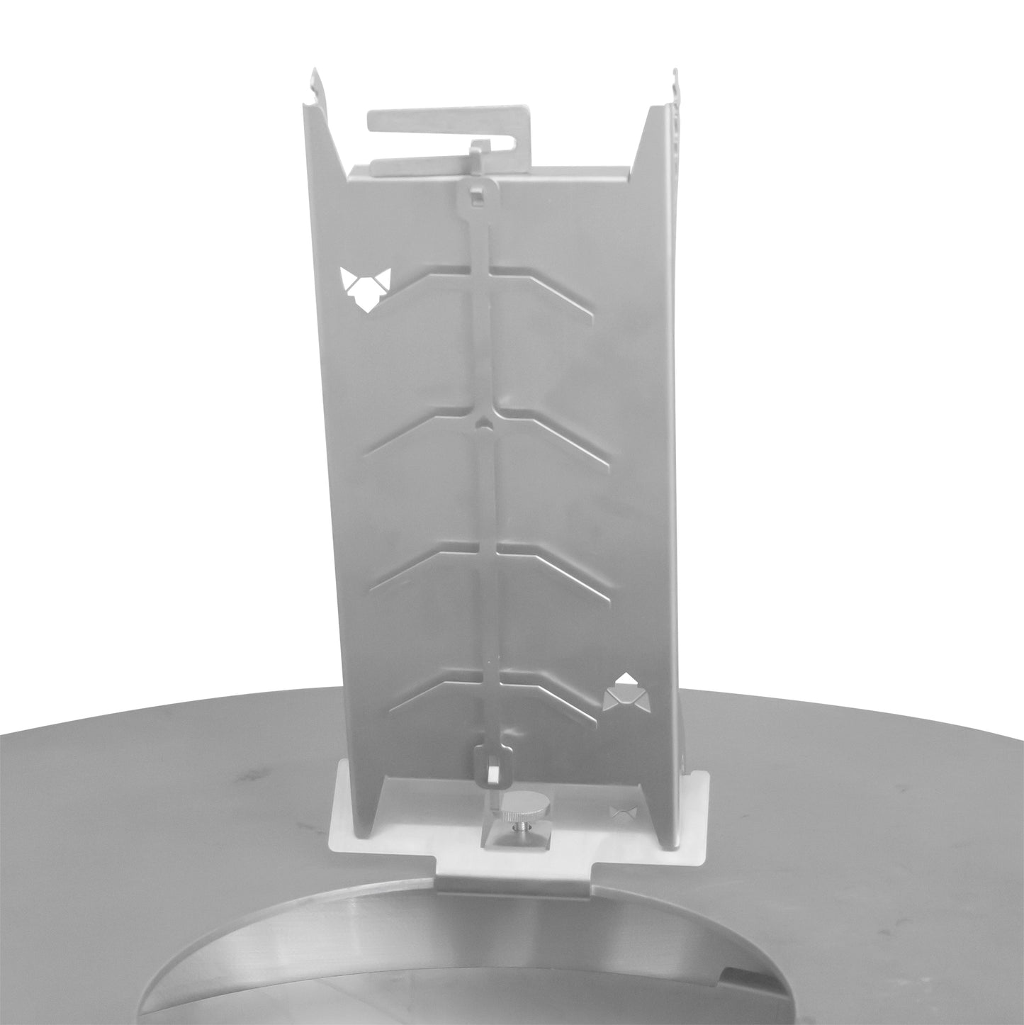 Freisteller Edelstahl Flammlachshalter Shorty, auf Feuerplatten Adapter gesteckt und auf der Feuerplatte montiert.