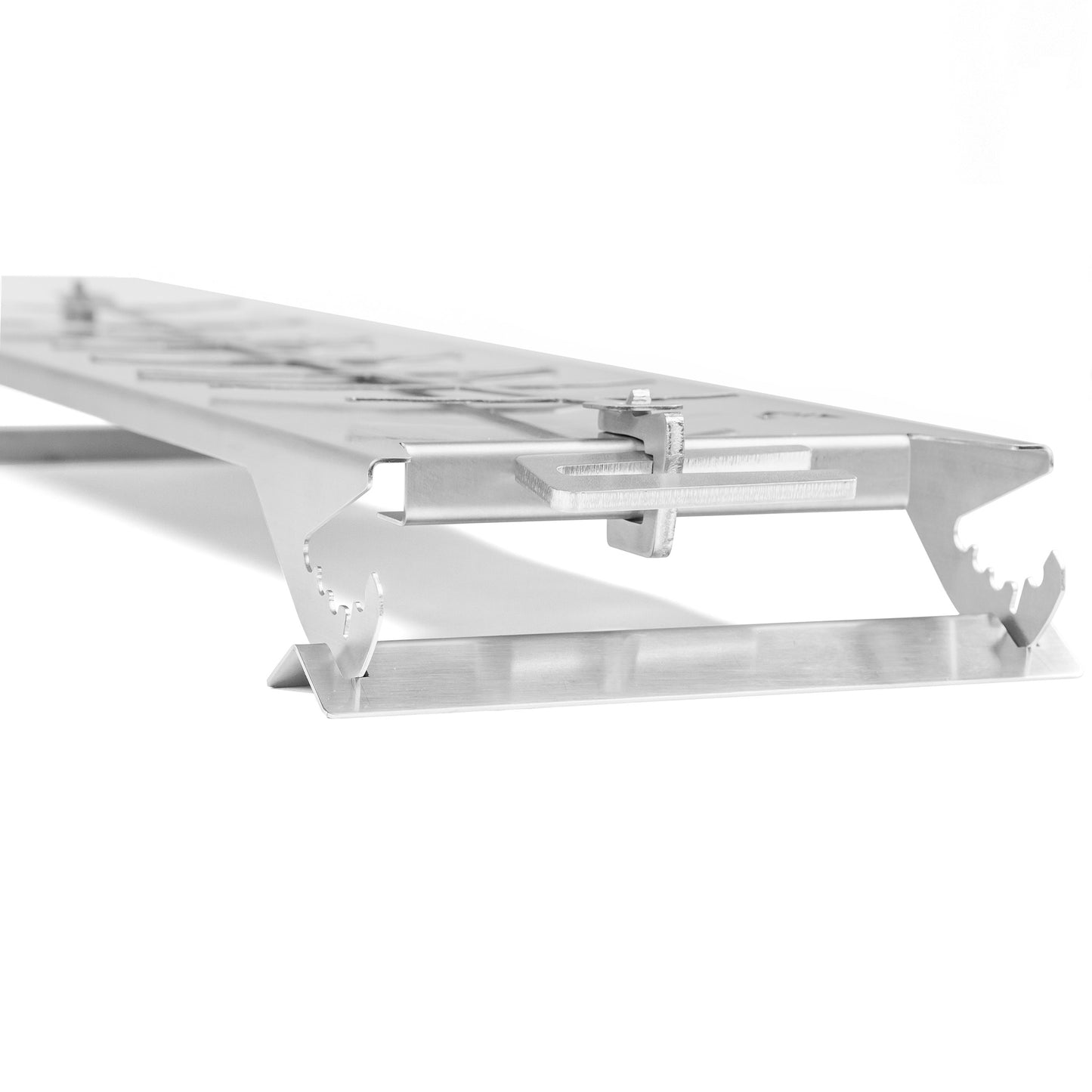 Detailaufnahme Klemmkeil am Edelstahlflammlachshalter um den Lachs mittels Haltegitter zu fixieren.