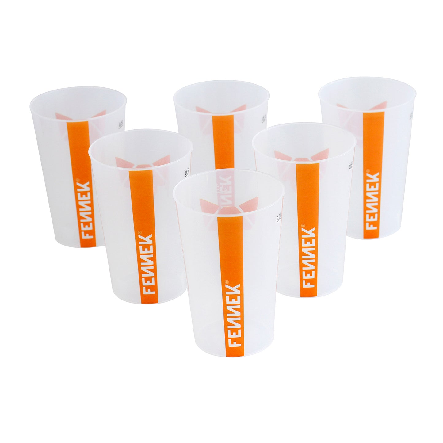6 Mehrwegbecher mit FENNEK-Aufdruck gestaffelt aufgestellt, hinten 3, davor 2 Becher und davor 1 Becher.