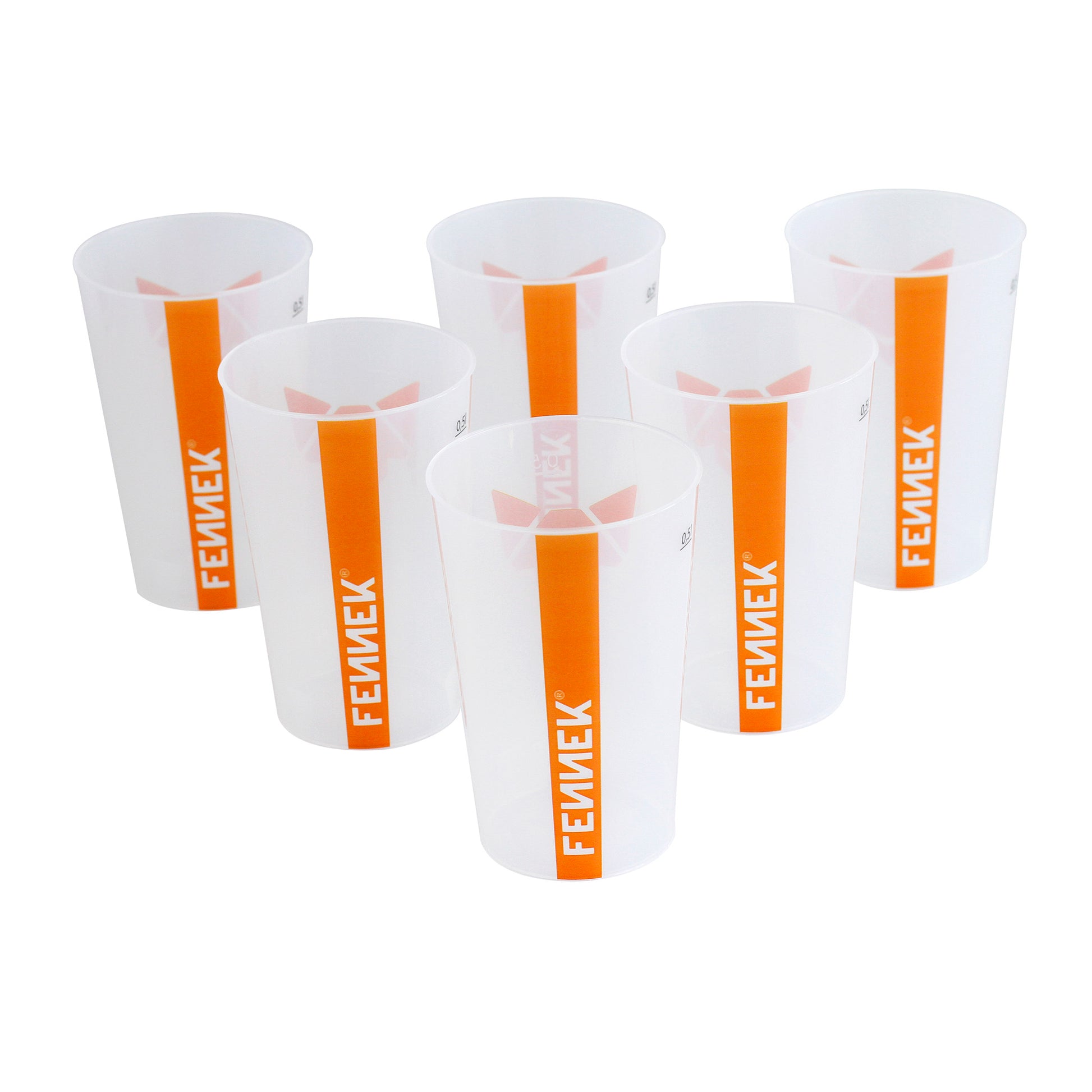 6 Mehrwegbecher mit FENNEK-Aufdruck gestaffelt aufgestellt, hinten 3, davor 2 Becher und davor 1 Becher.