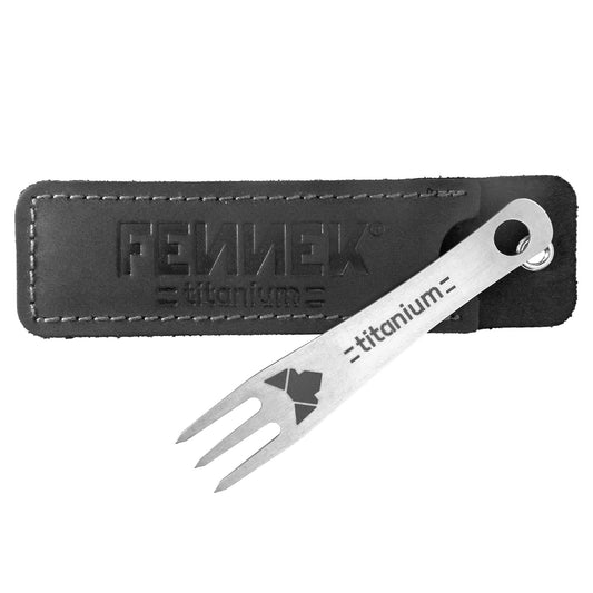 Pieker Pommesgabel mit Titanium-Schriftzug graviert und schwarzes Leder-Etui