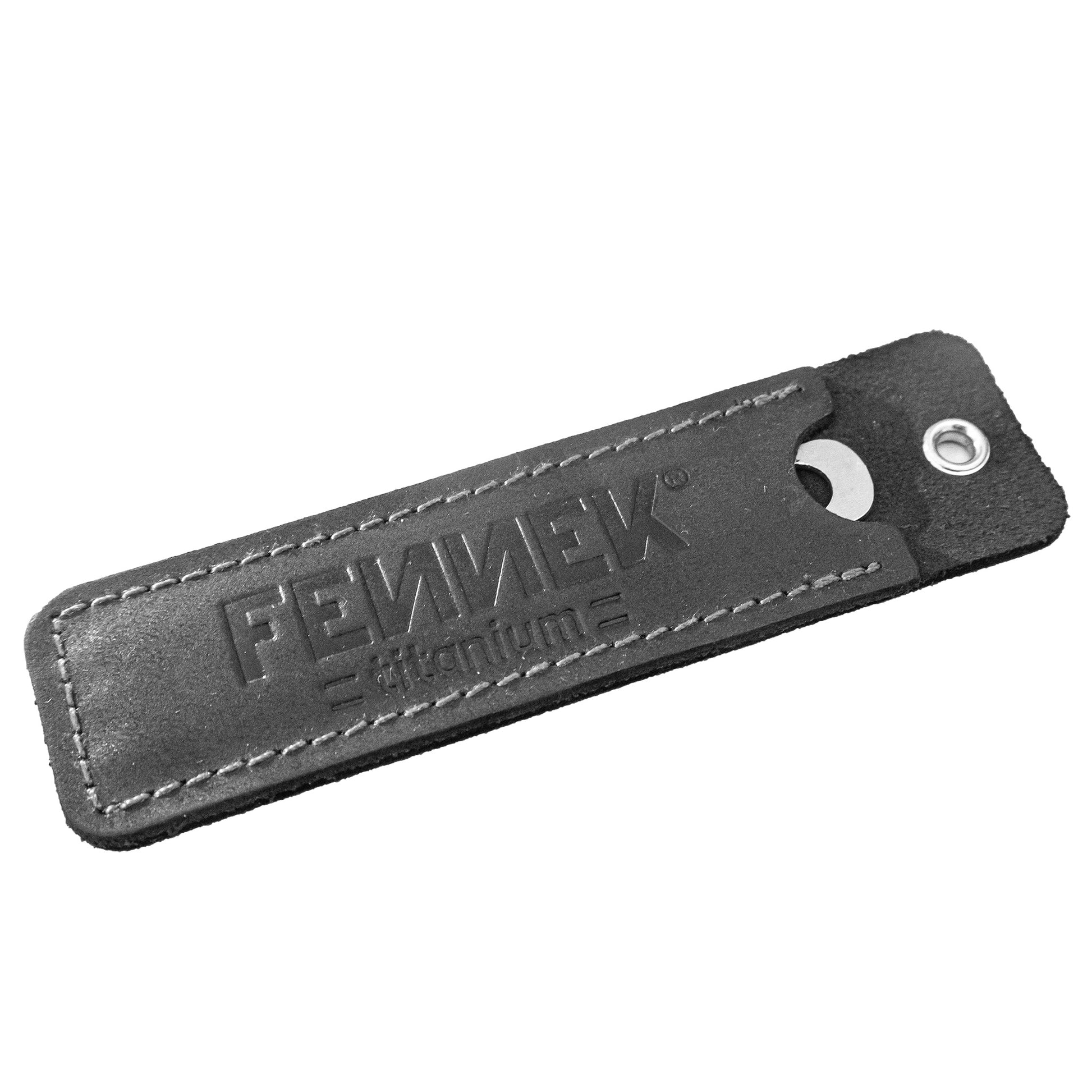 Mit Fennek-Logo geprägtes schwarzes Leder-Etui, darin der Pieker aus Titan