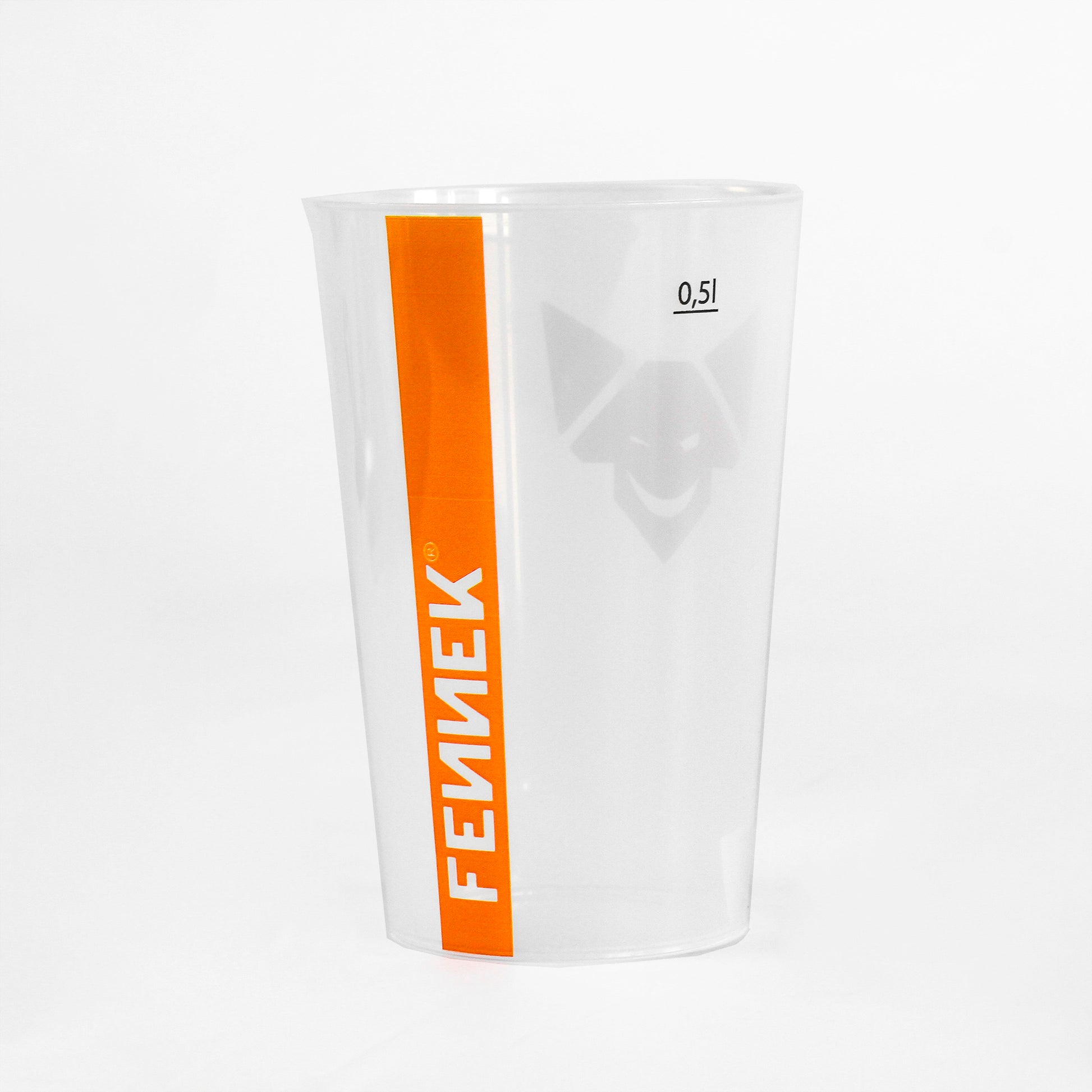 Einzelner Mehrwegbecher mit FENNEK-Aufdruck in orange und aufgedrucktem 0,5 l Einstrich