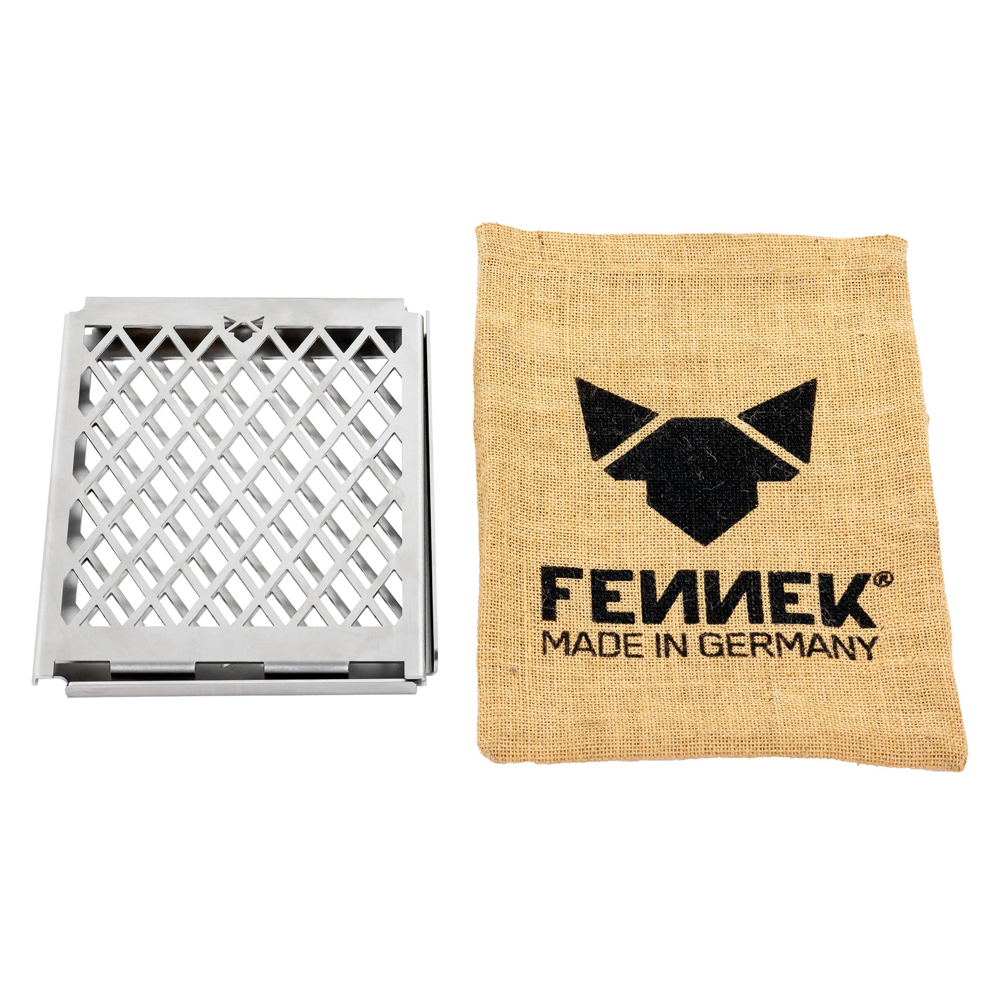 demontierte Teile des Grillrost neben einem Jutebeutel mit FENNEK Logo-Aufdruck