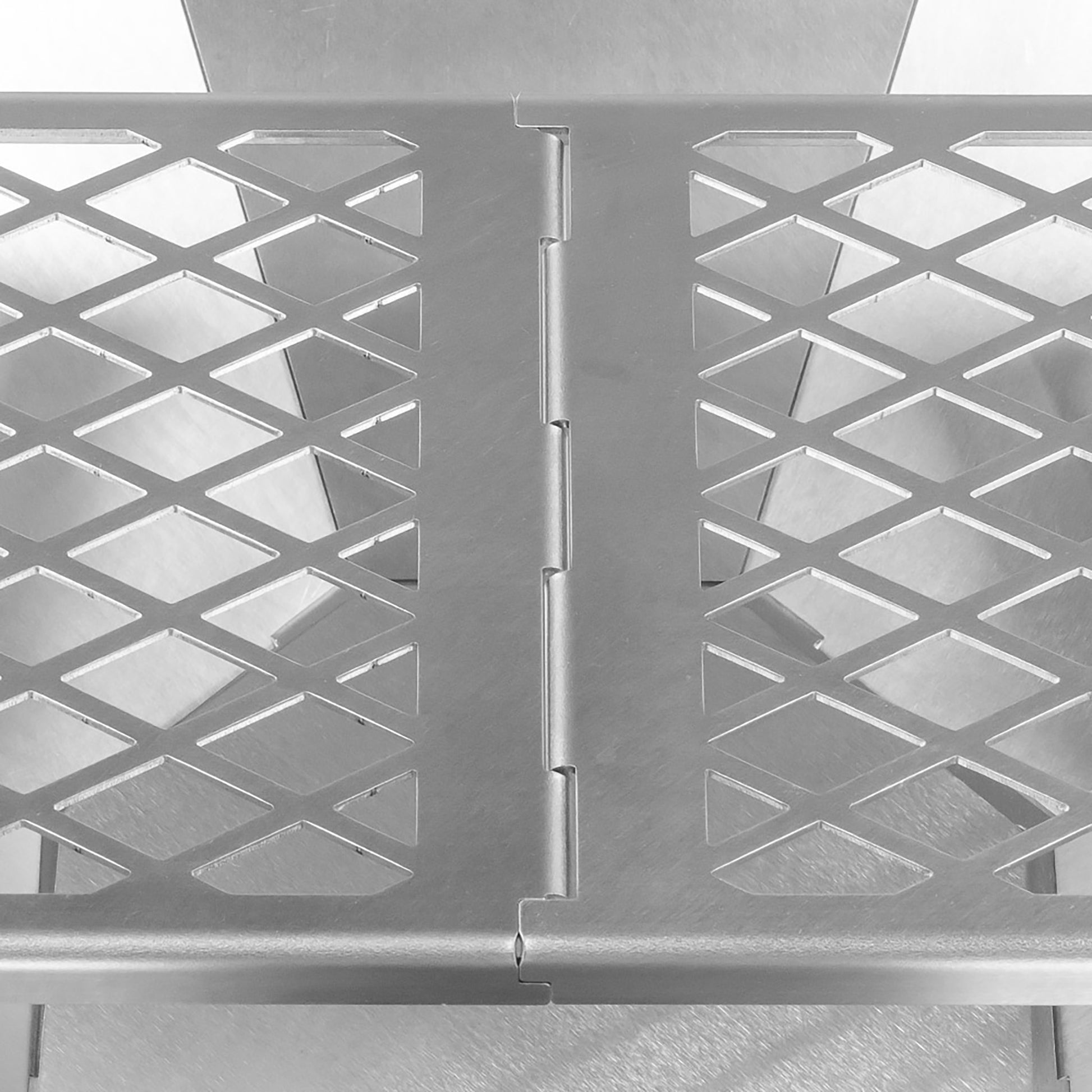 Detailansicht ineinandergesteckter Grillrosthälften