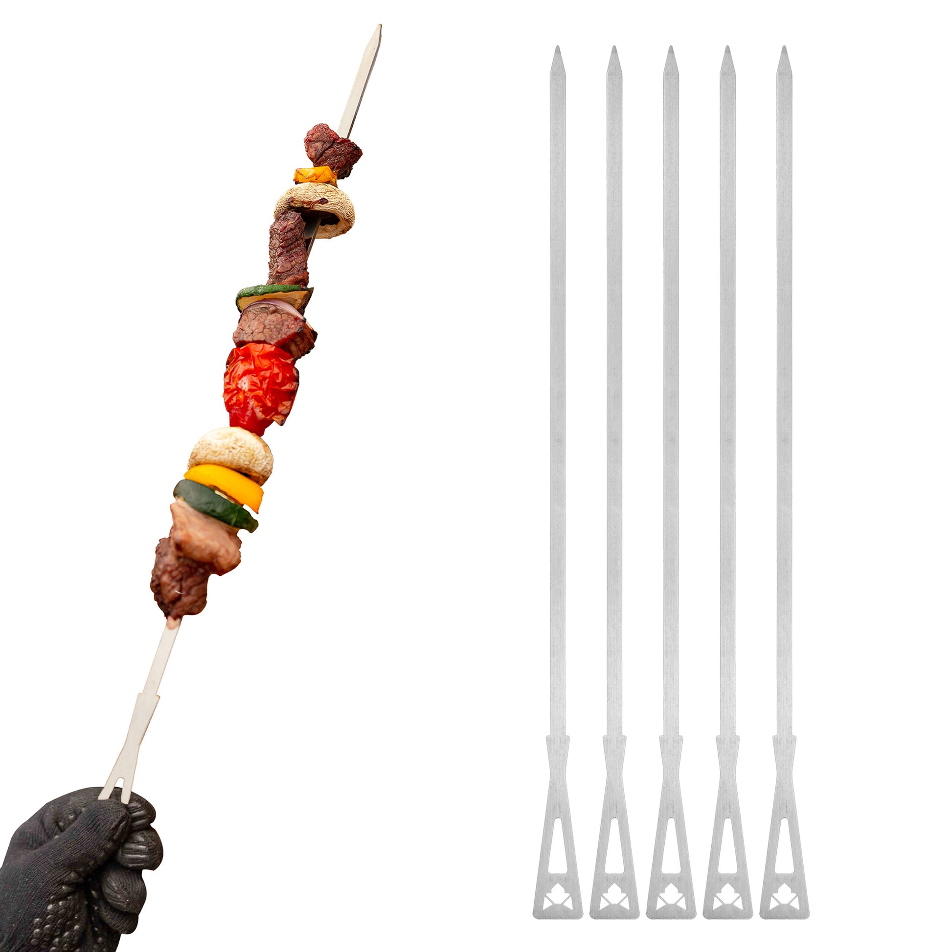 Eine Hand mit Grillhandschuh hält einen langen Grillspieß mit gegrilltem Fleisch und Gemüse, daneben 5 weitere leere Grillspieße.